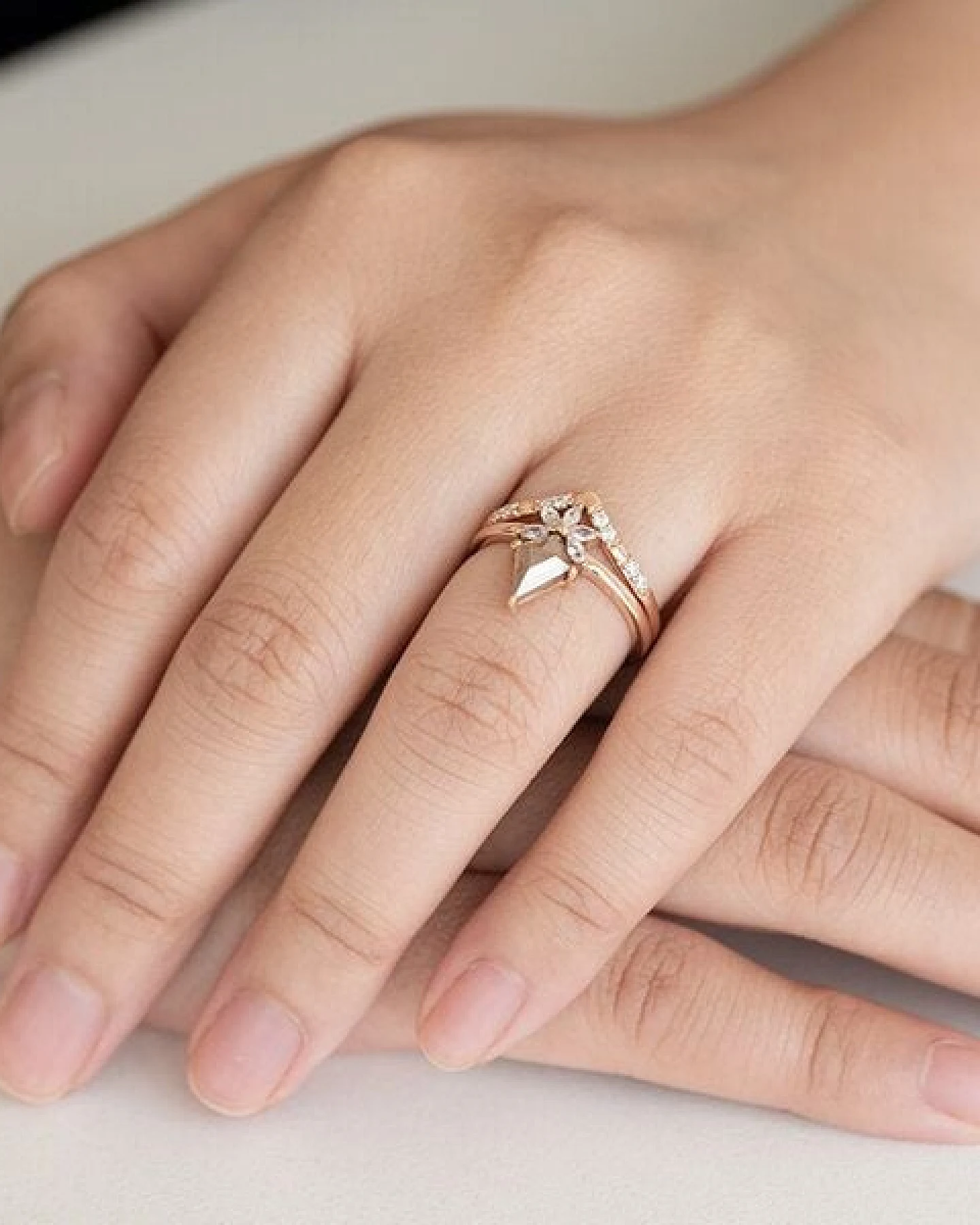 Eppi Ring mit einem Salt and Pepper Diamanten und weißen Moissaniten Leony – Ansicht 4