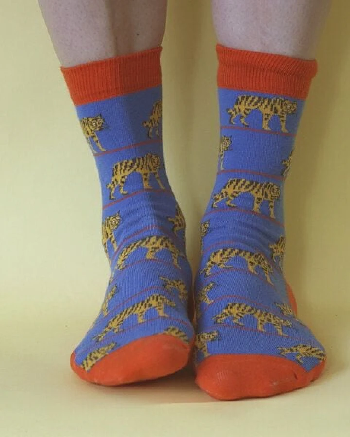 Fräulein Prusselise Tiger Socke rot blau, bunt gemustert, Streifen