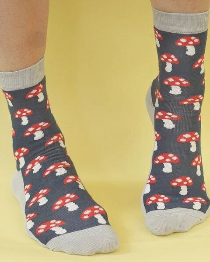 Fräulein Prusselise Pilz Socke blau, rot grau, bunt gemustert