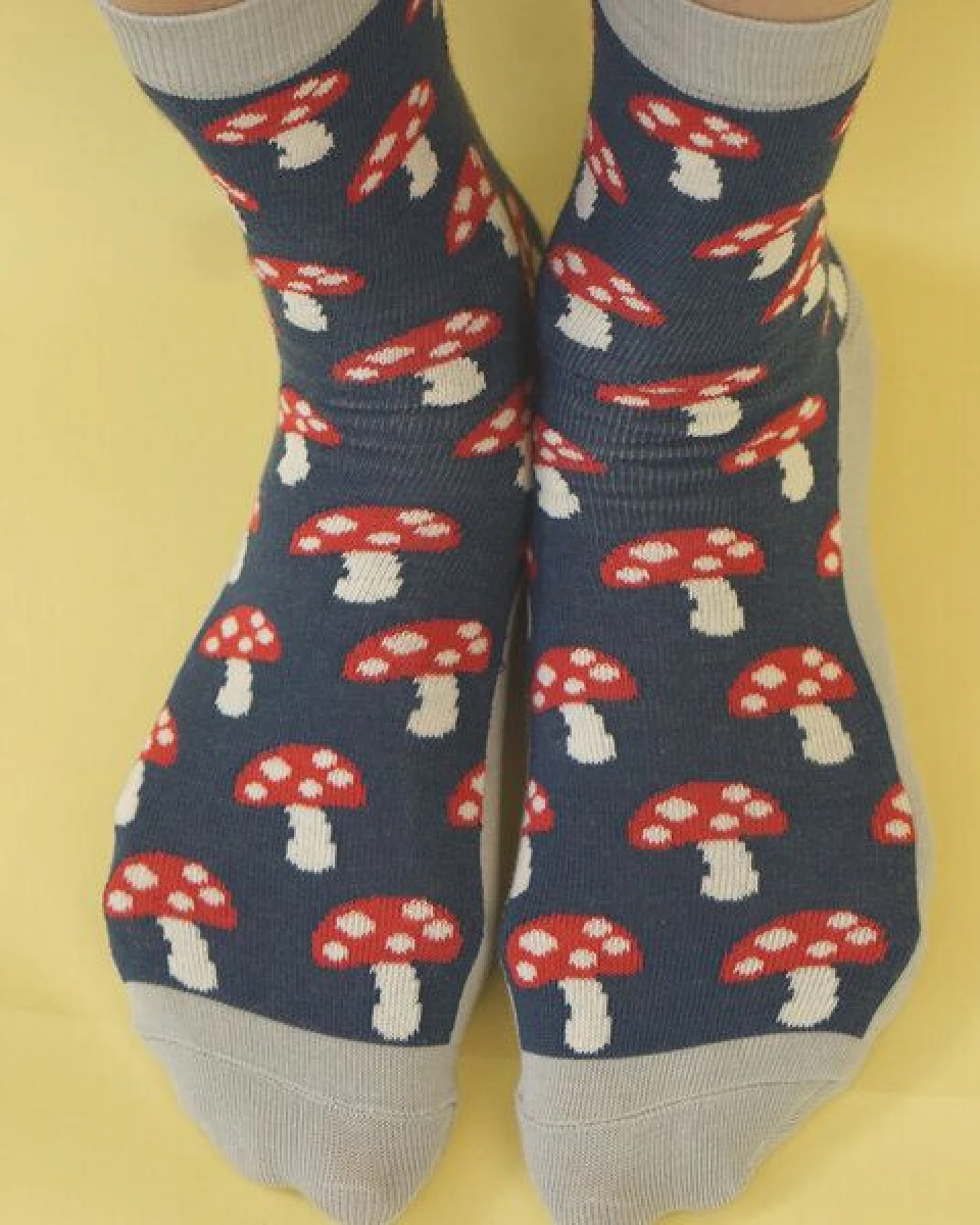 Fräulein Prusselise Pilz Socke blau, rot grau, bunt gemustert – Ansicht 2