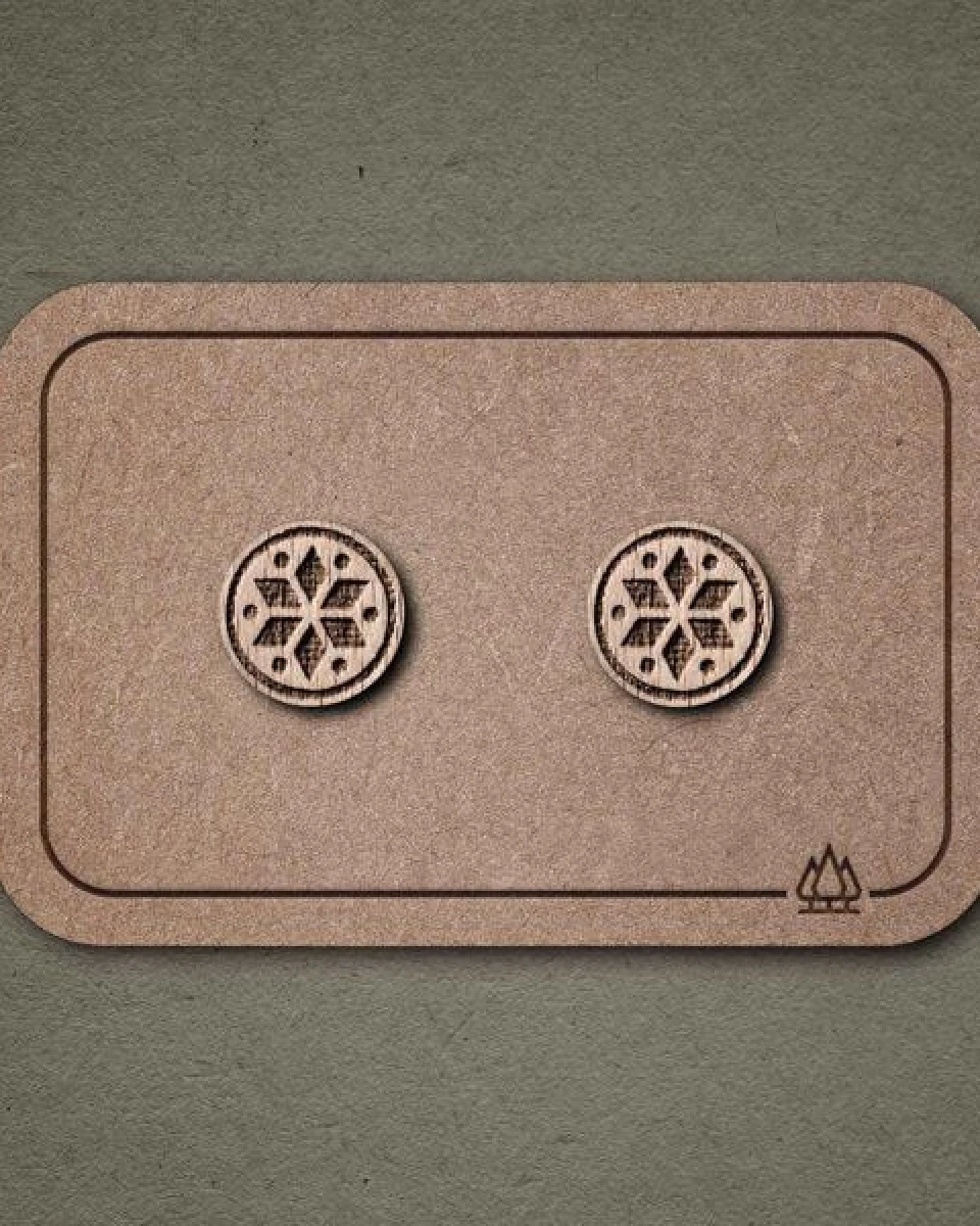 feinformart Ohrstecker / Ohrring aus Holz - geometrische Blume hell - 9mm – Ansicht 2