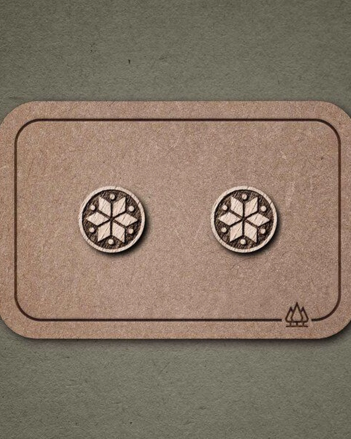 feinformart Ohrstecker / Ohrring aus Holz - geometrische Blume dunkel - 9mm – Ansicht 2