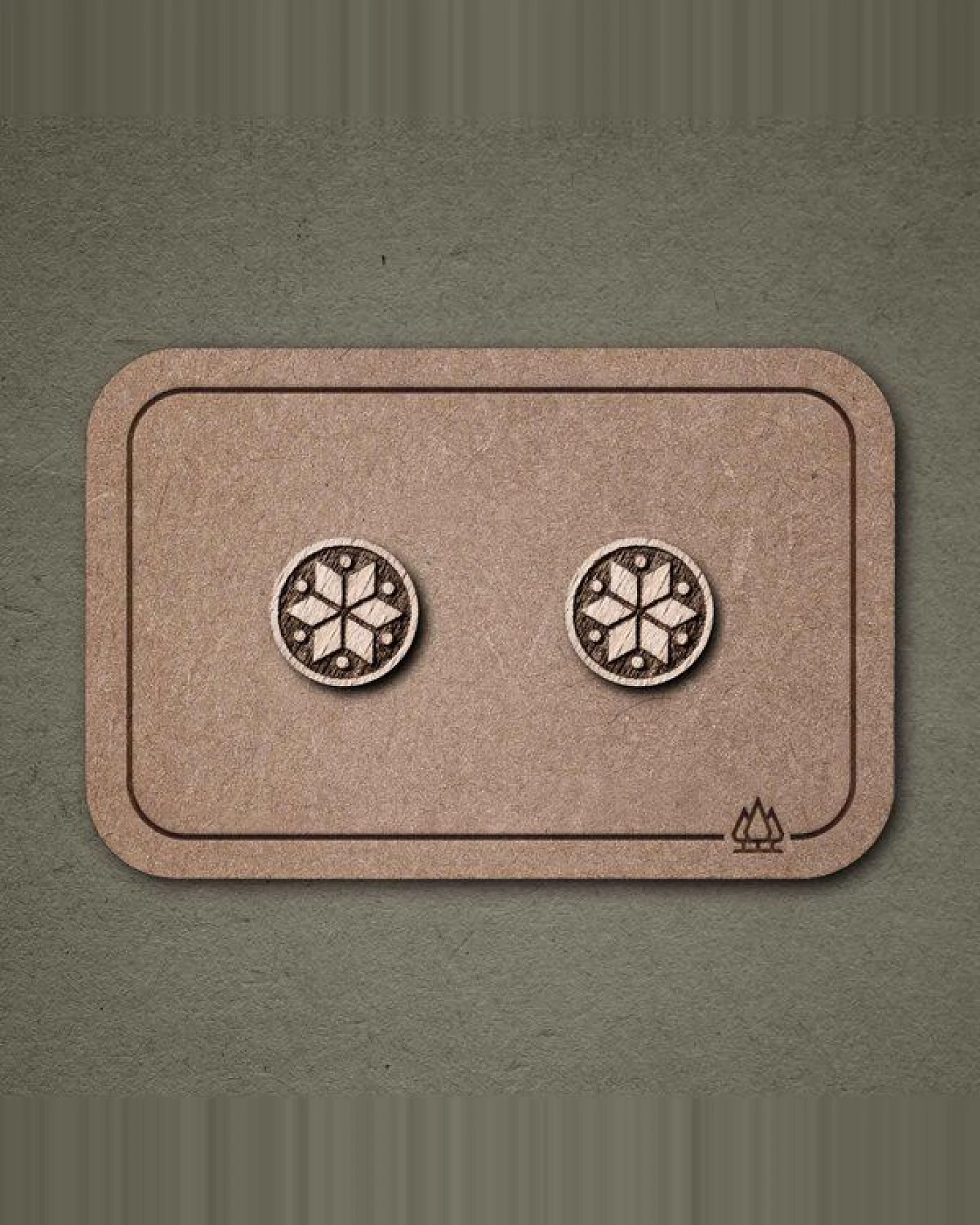 feinformart Ohrstecker / Ohrring aus Holz - geometrische Blume dunkel - 9mm – Ansicht 2
