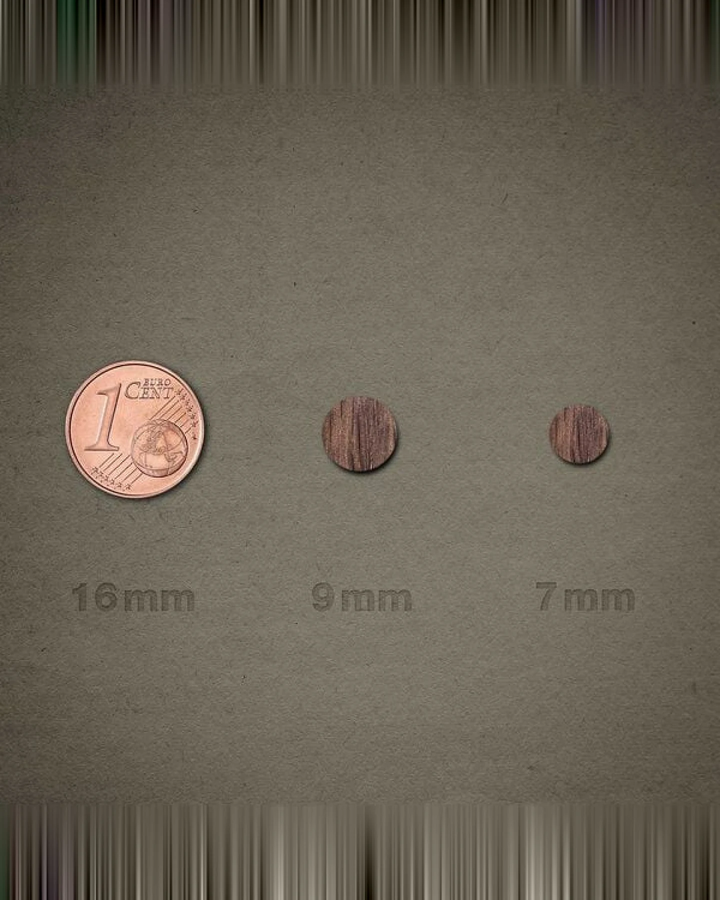 feinformart Ohrstecker / Ohrring aus Holz - geometrische Blume dunkel - 9mm – Ansicht 4