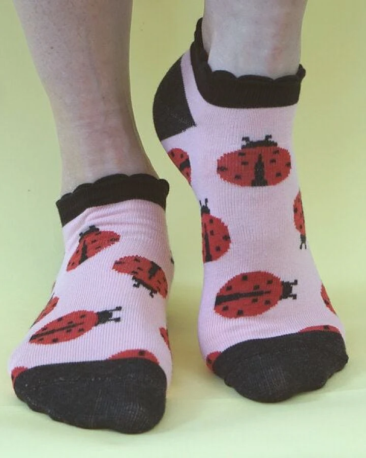 Fräulein Prusselise Marienkäfer Sneaker Socke, rosa, schwarz rot, bunt gemustert
