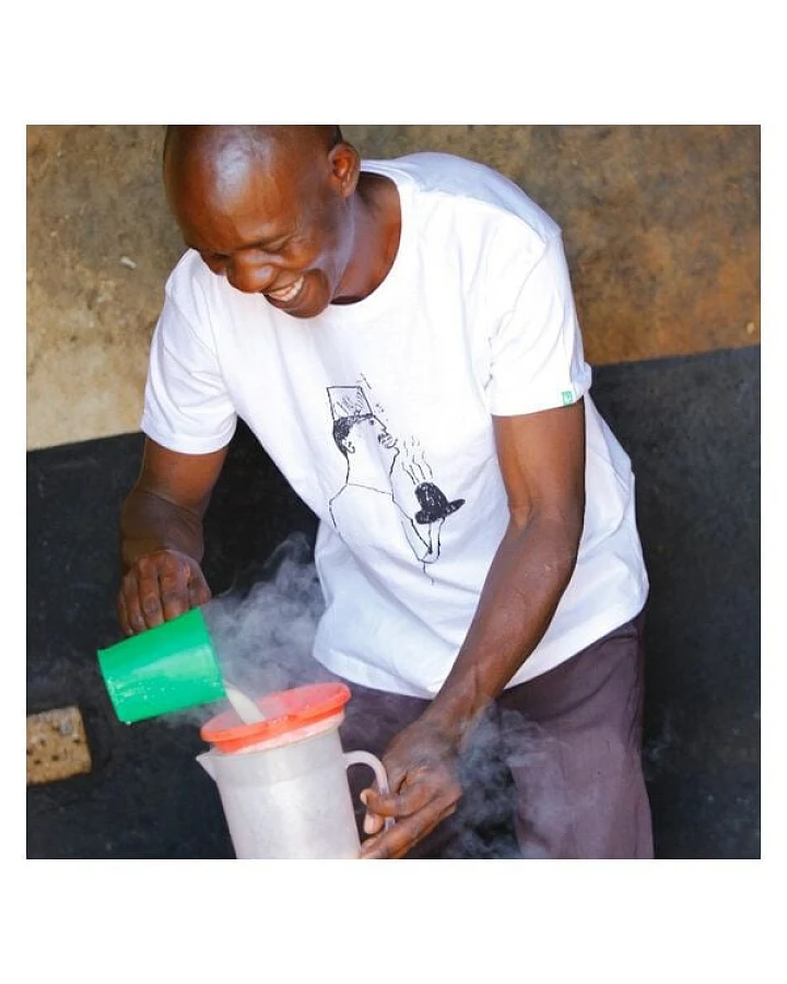 Kipepeo-Clothing Herren Print T-Shirt aus Bio-Baumwolle CHEF SAMY Weiß. Handmade in Kenya