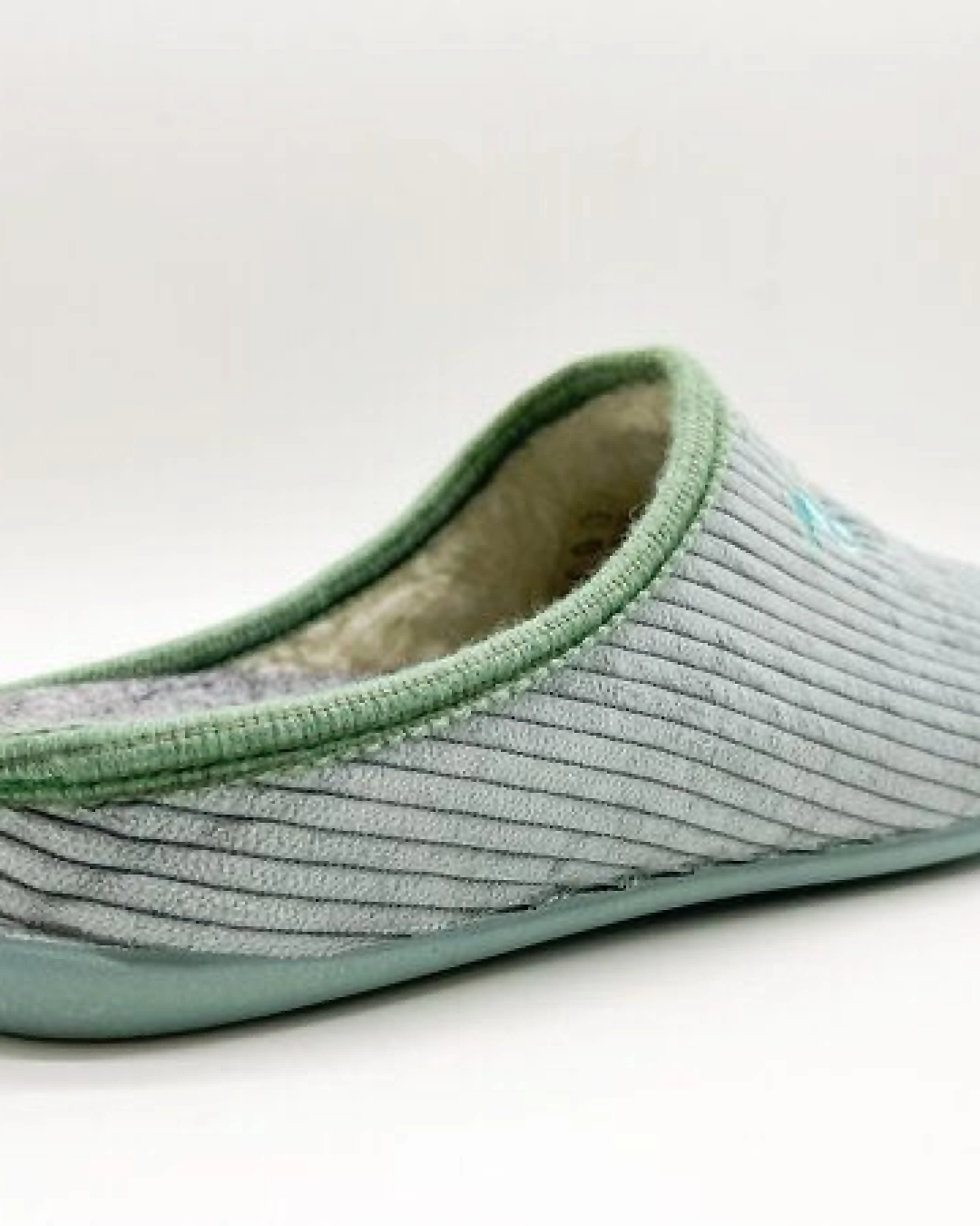 Veganer "thies ® Eco Cord Slipper" aus zertifiziertem recyceltem PES Cord – Ansicht 4