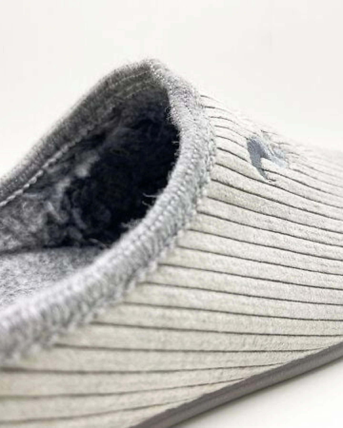 Veganer "thies ® Eco Cord Slipper" aus zertifiziertem recyceltem PES Cord – Ansicht 4