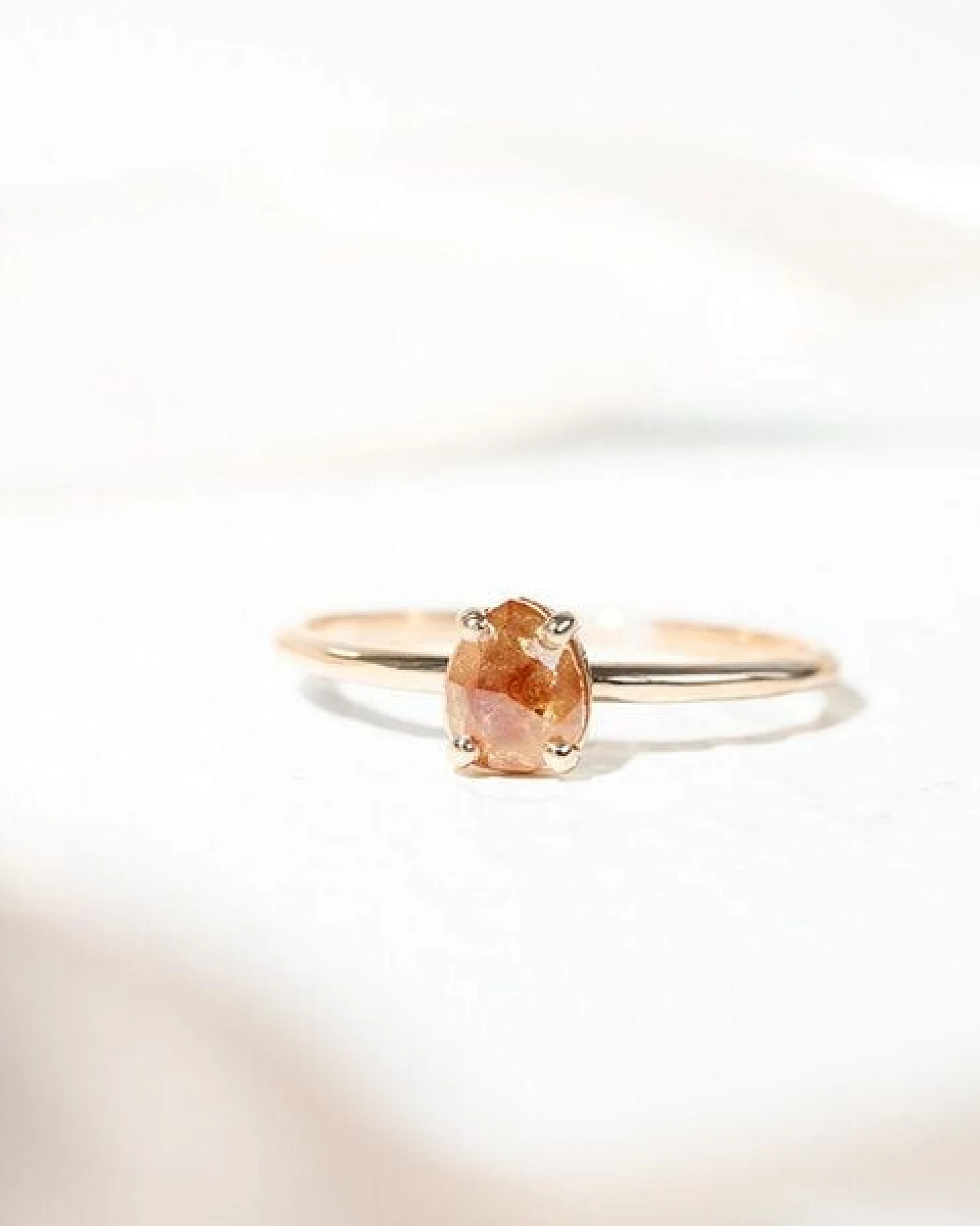 Eppi Goldener Ring mit Salt and Pepper Diamant in Birnenform Lorelei – Ansicht 3