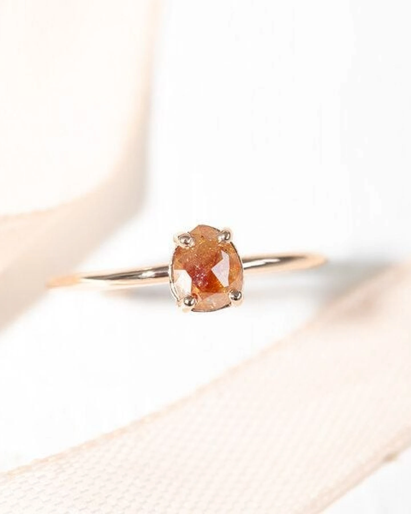 Eppi Goldener Ring mit Salt and Pepper Diamant in Birnenform Lorelei – Ansicht 4