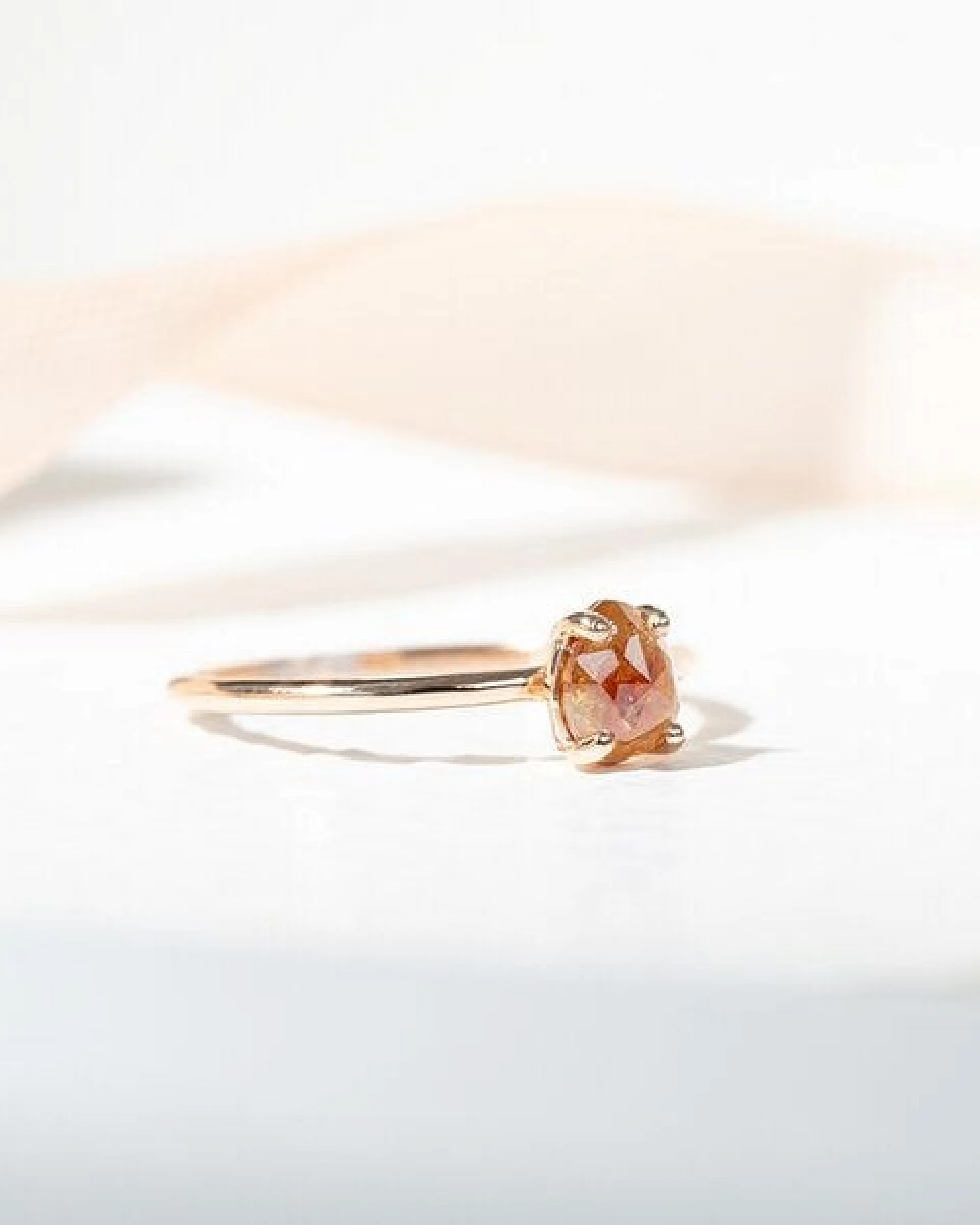 Eppi Goldener Ring mit Salt and Pepper Diamant in Birnenform Lorelei – Ansicht 2