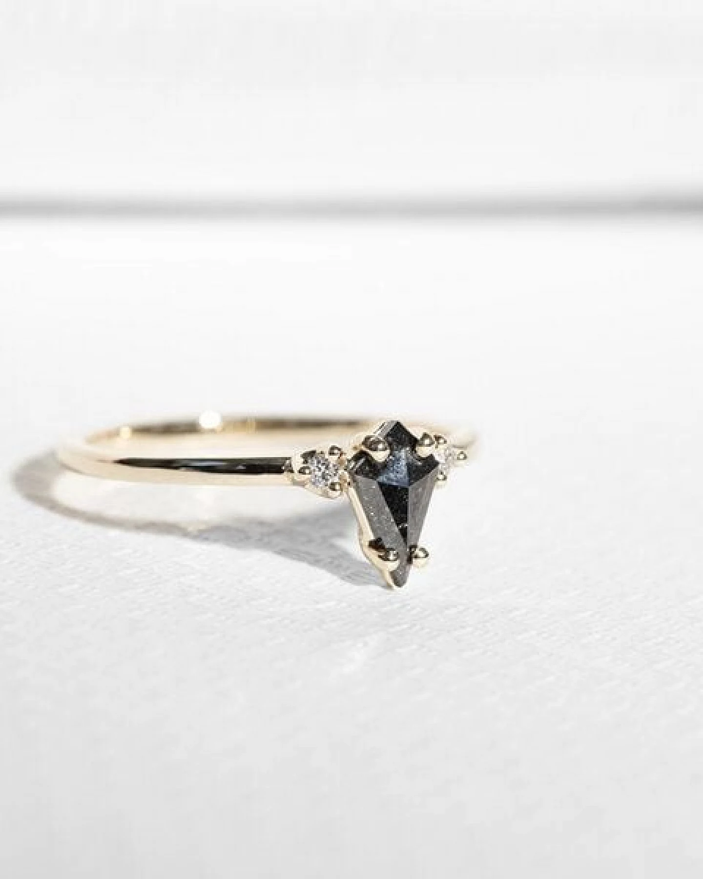 Eppi Goldring mit Salt and Pepper Diamant in Kiteform Adalia – Ansicht 3