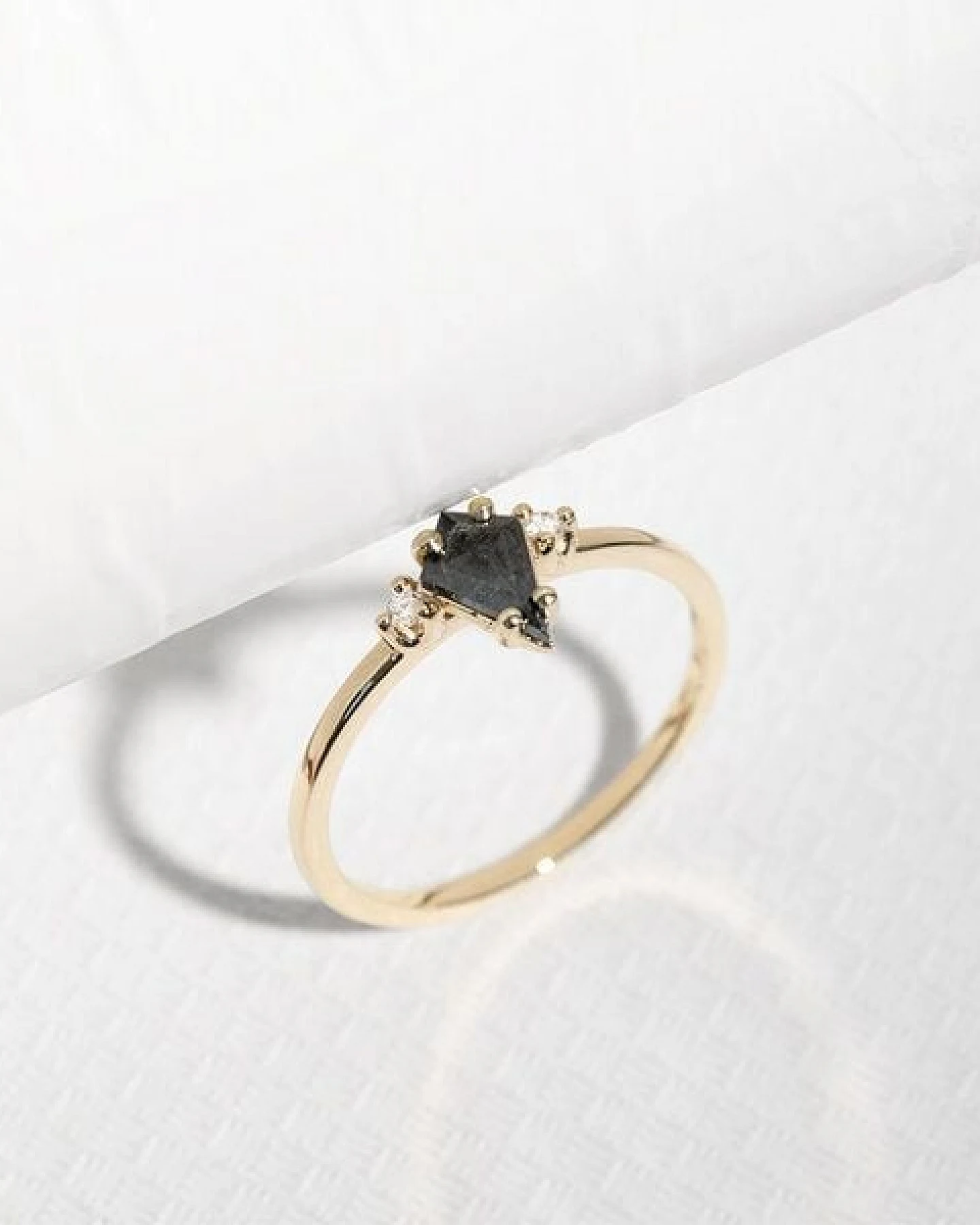 Eppi Goldring mit Salt and Pepper Diamant in Kiteform Adalia – Ansicht 4