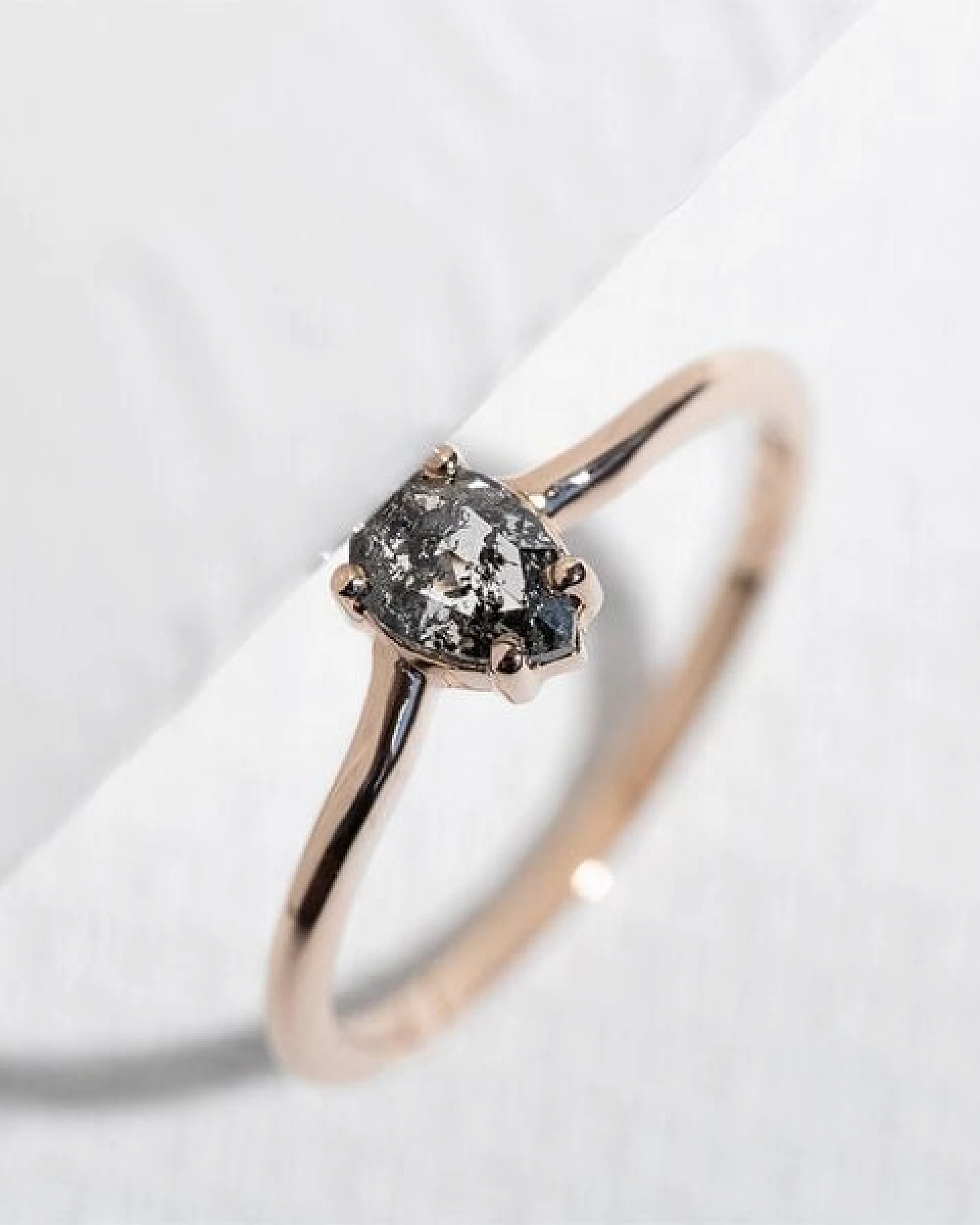 Eppi Verlobungsring mit Salt and Pepper Diamant in Birmenform Roisin – Ansicht 3