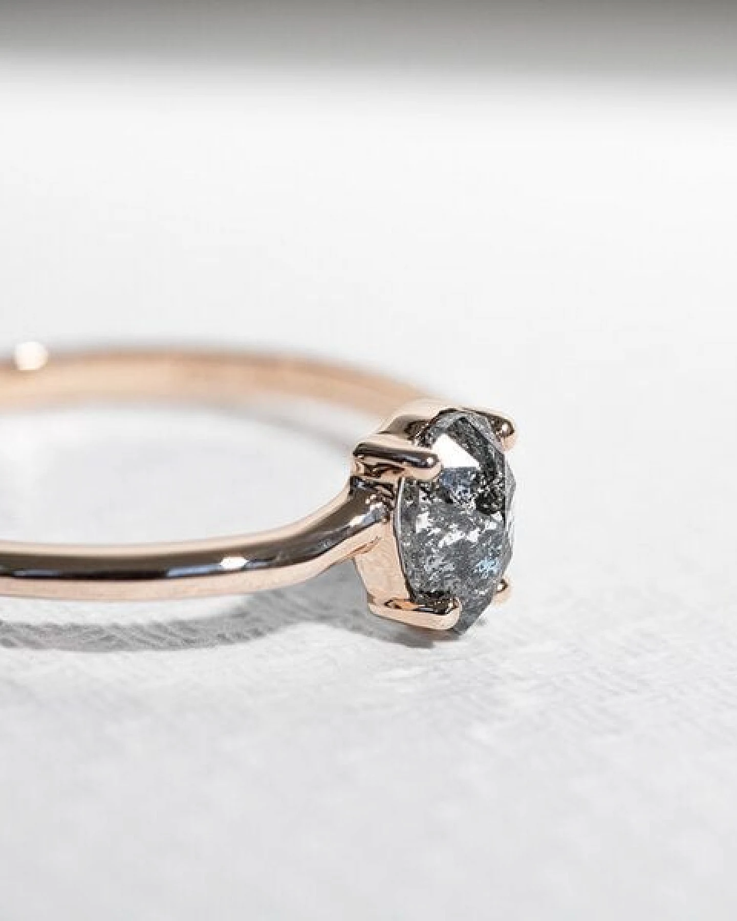 Eppi Verlobungsring mit Salt and Pepper Diamant in Birmenform Roisin – Ansicht 2