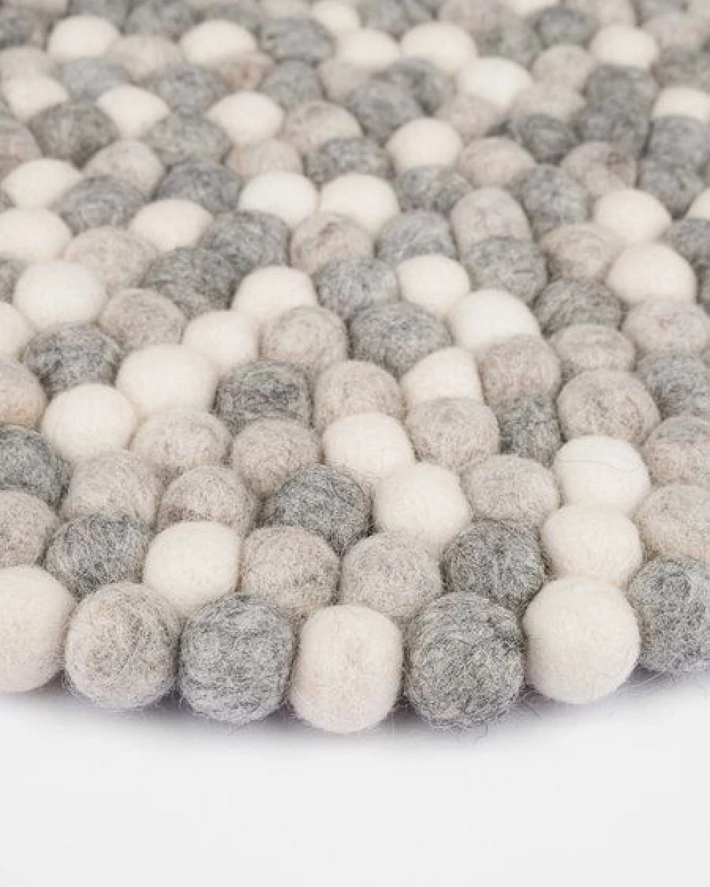 myfelt Filzkugel Sitzauflage (⌀ 36 cm, 36 x 36 cm) – Ansicht 3
