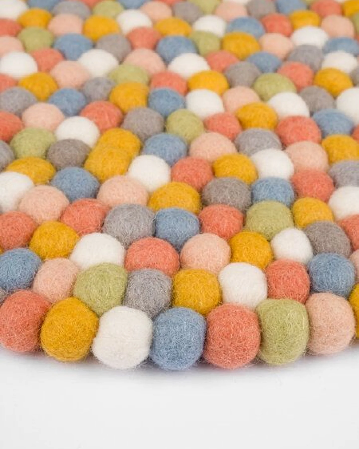 myfelt Filzkugel Sitzauflage (⌀ 36 cm, 36 x 36 cm) – Ansicht 3