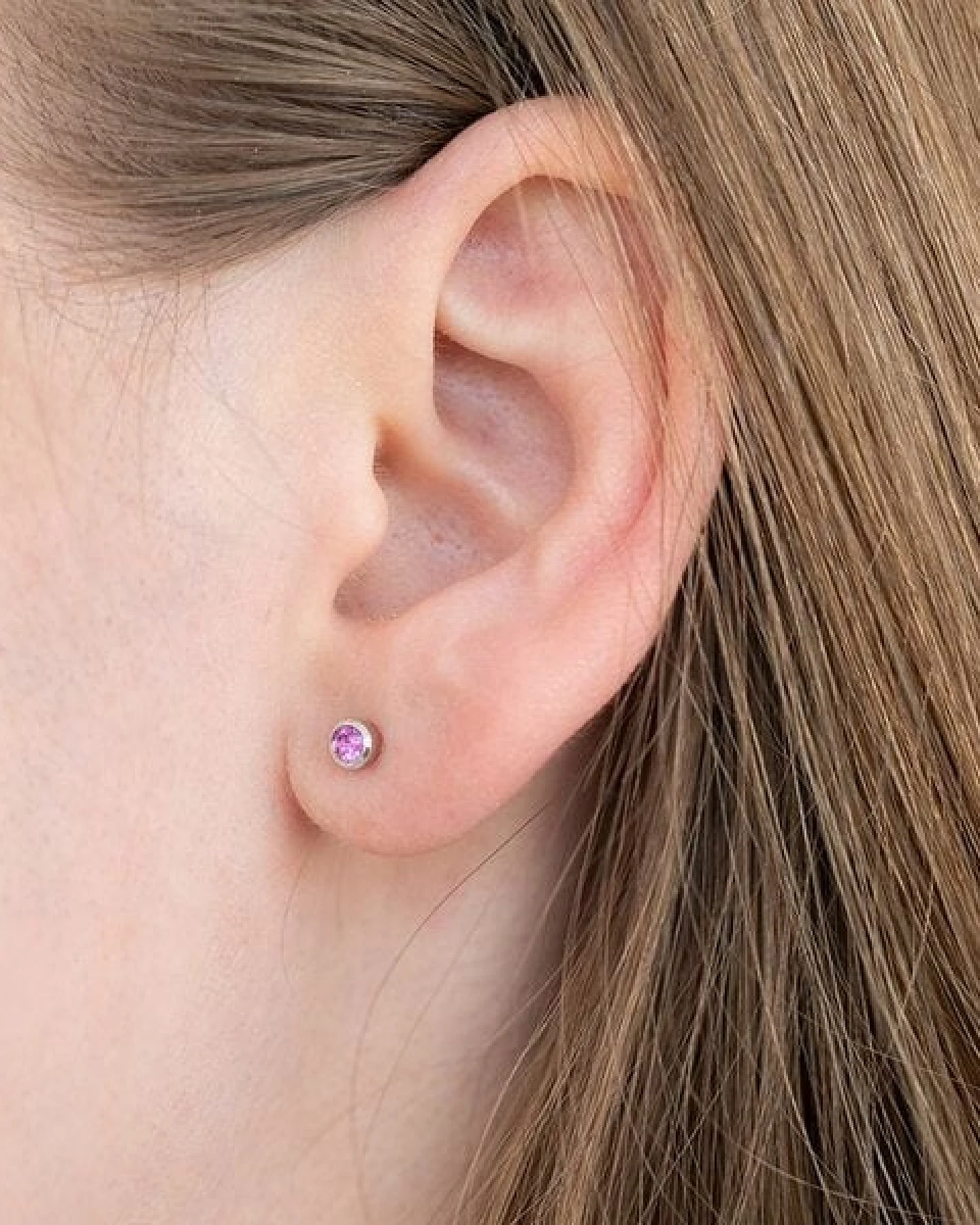 Eppi Minimalistische Ohrstecker mit rosa Saphiren in Bezelfassung Tofine – Ansicht 4