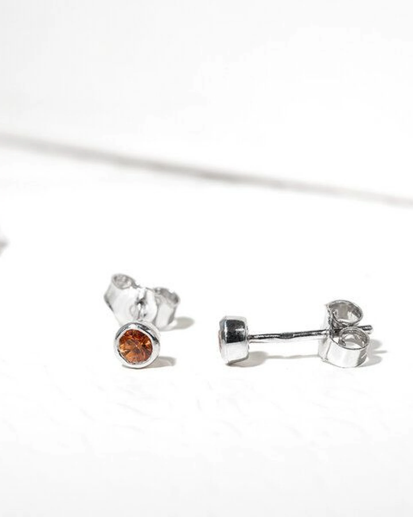 Eppi Silberne Ohrstecker mit Padparadscha Saphiren in Bezelfassung Tofine – Ansicht 2