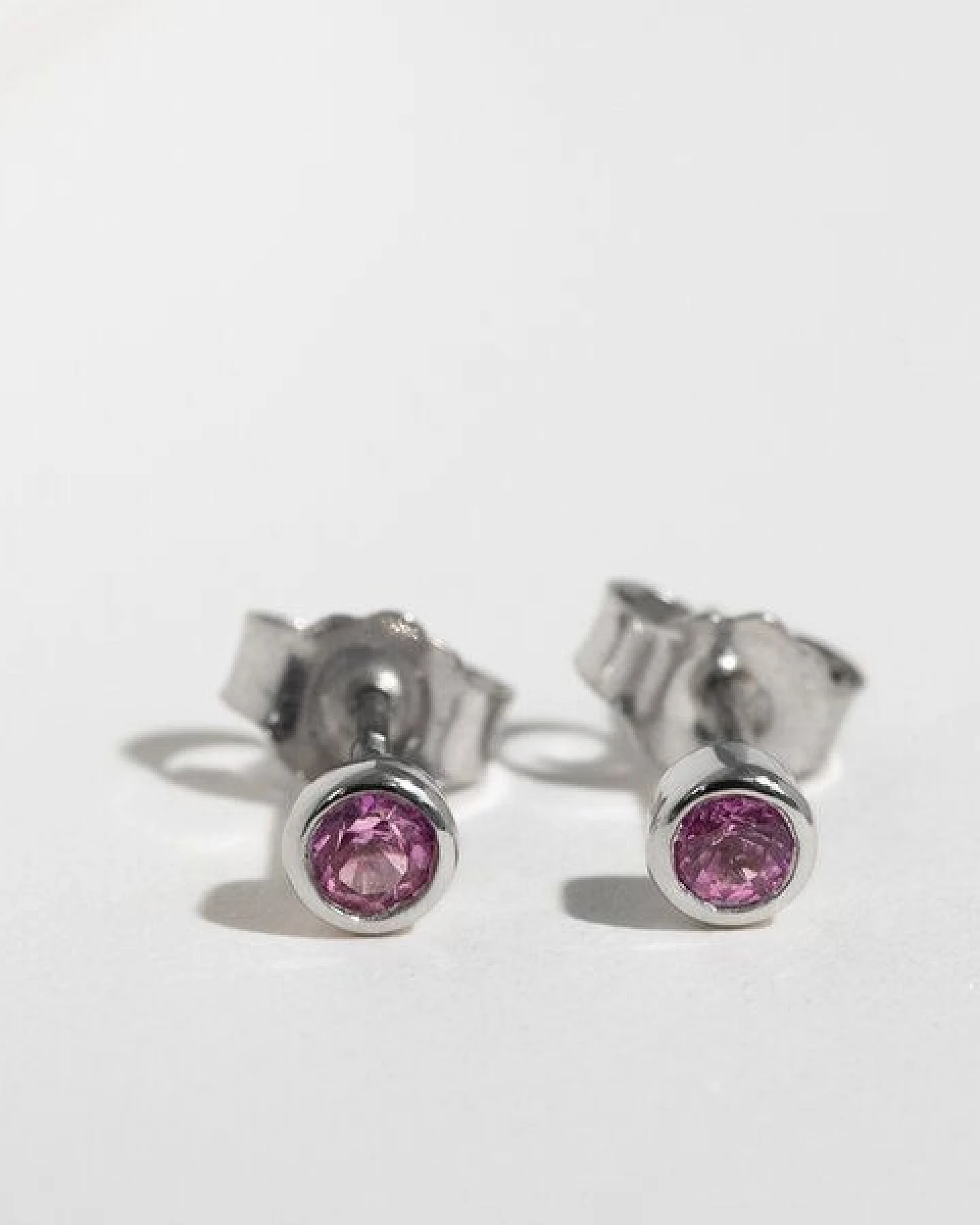 Eppi Silberne Ohrstecker mit rosa Saphiren in Bezelfassung Tofine – Ansicht 2