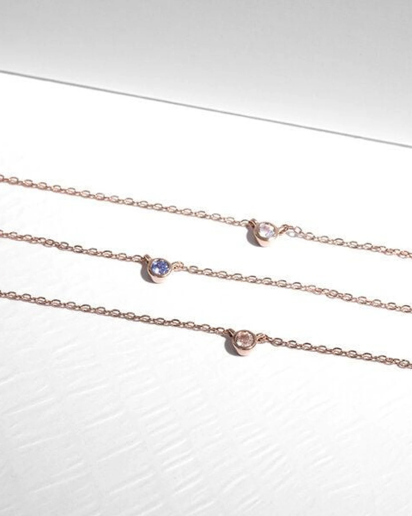 Eppi Minimalistische Kette mit einem Tansanit Glosie – Ansicht 4