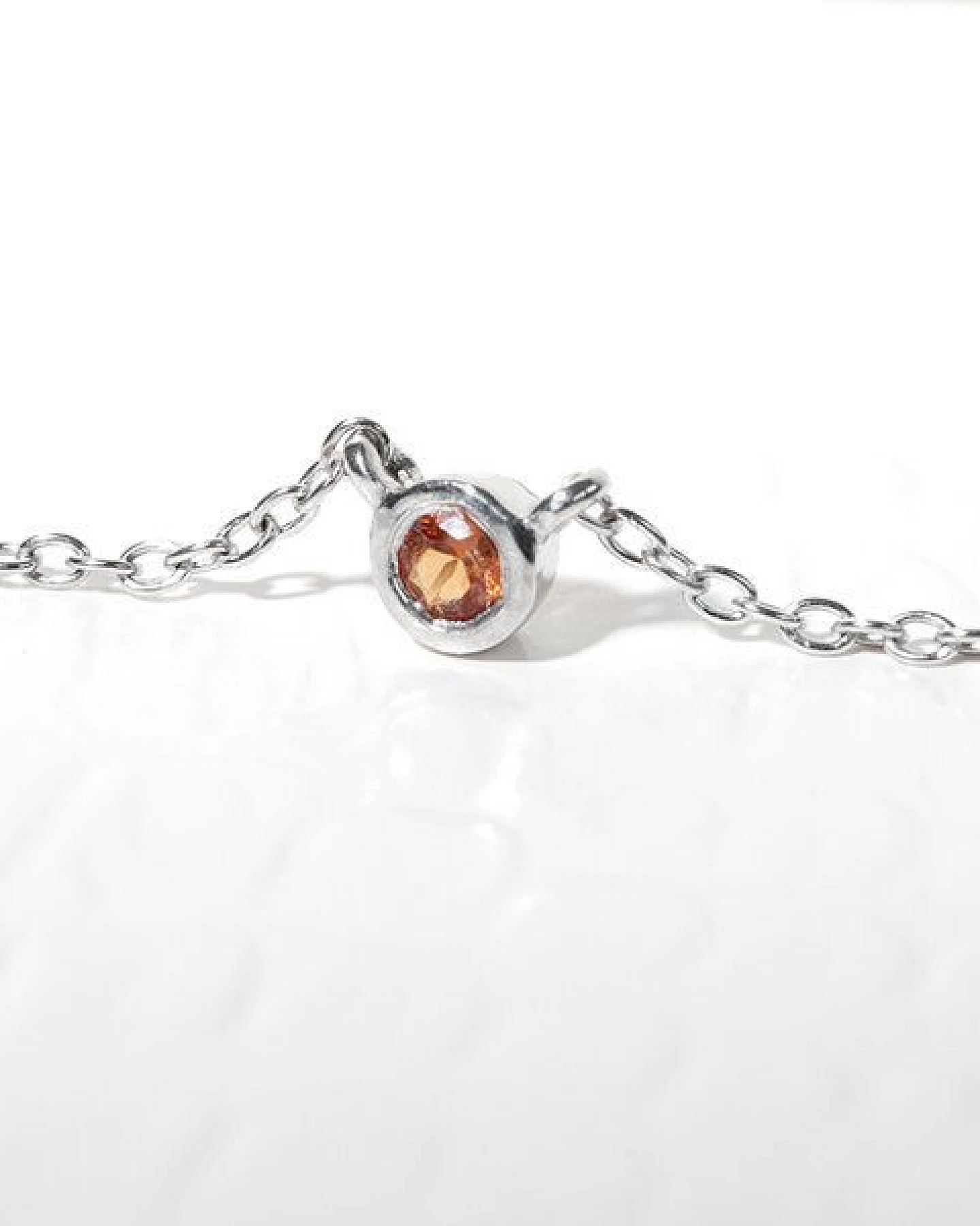 Eppi Silberne minimalistische Kette mit einem Padparadscha Saphir Glosie – Ansicht 2