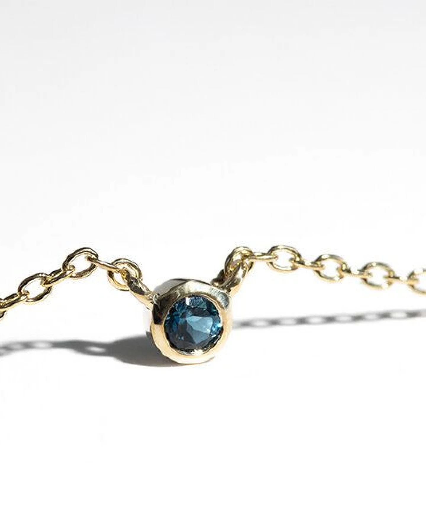 Eppi Silberne minimalistische Kette mit einem Londoner Topas Glosie – Ansicht 2