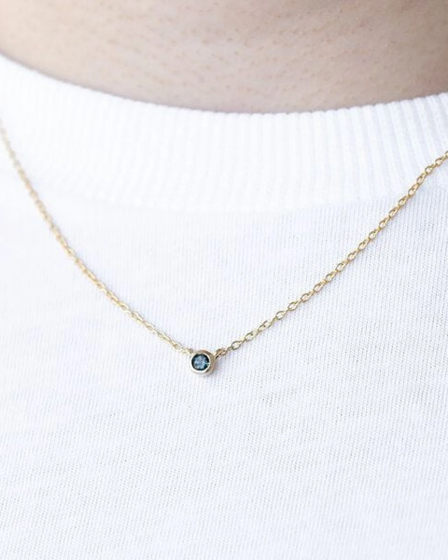 Eppi Silberne minimalistische Kette mit einem Londoner Topas Glosie – Ansicht 3