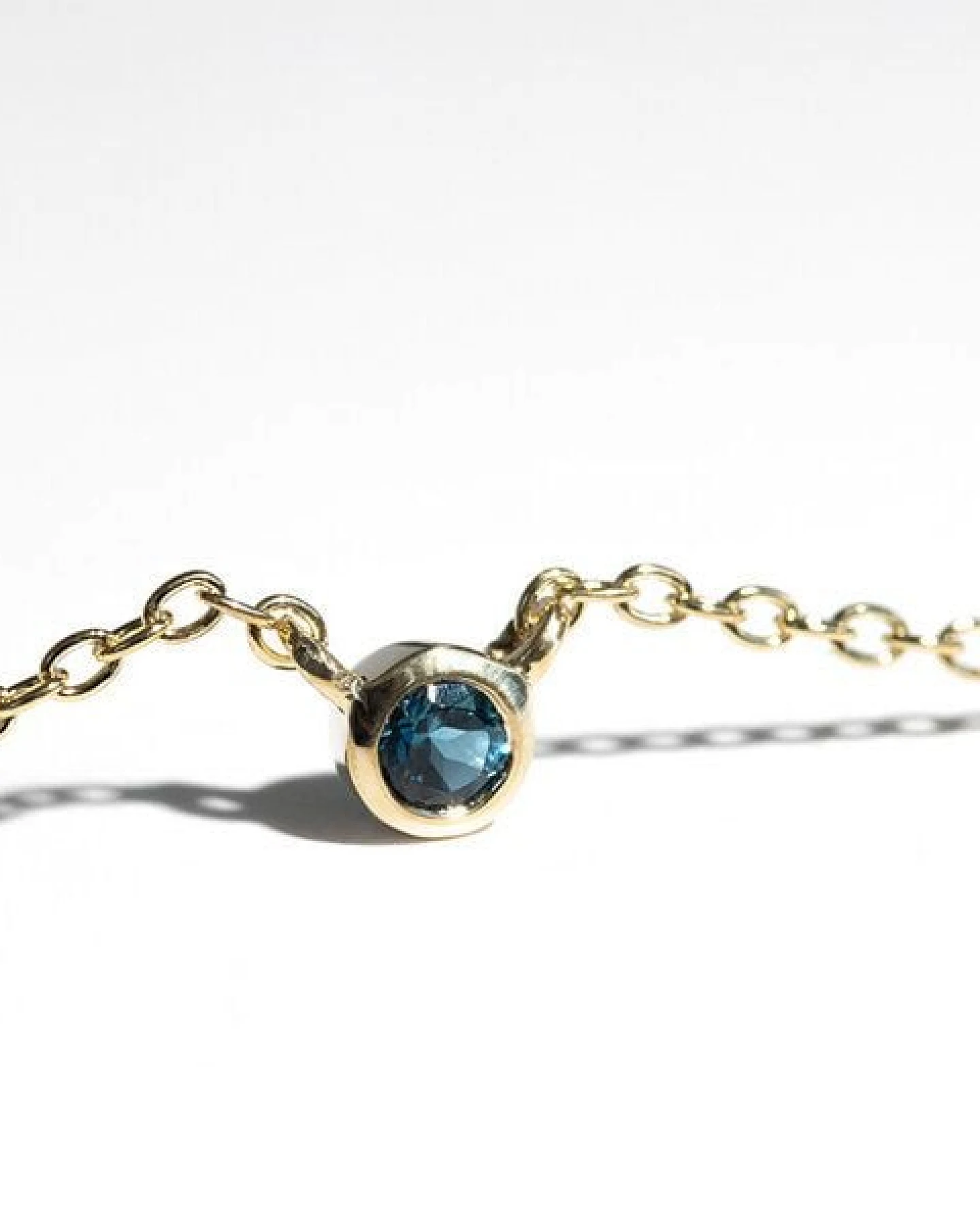 Eppi Silberne minimalistische Kette mit einem Londoner Topas Glosie – Ansicht 2