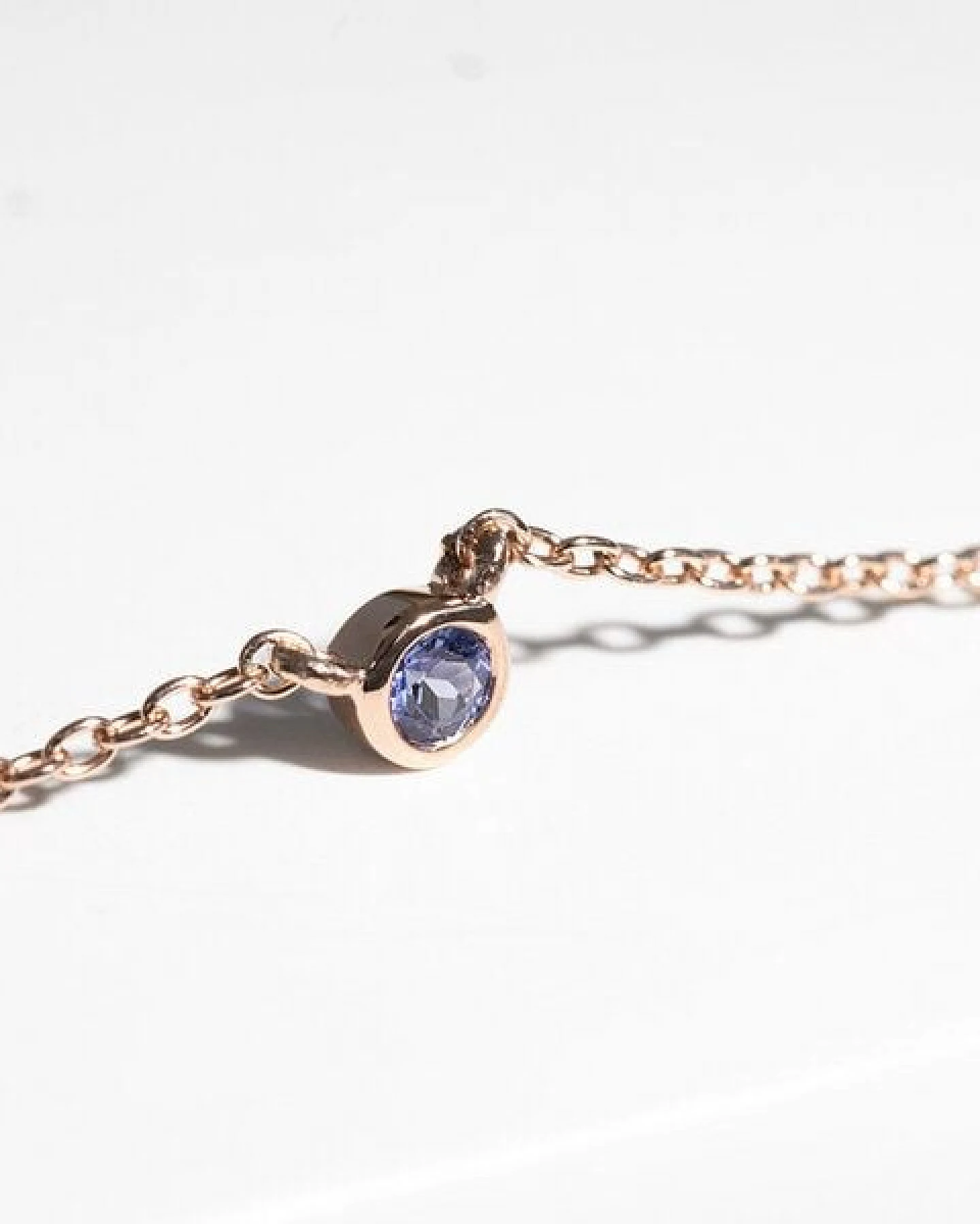 Eppi Silberne minimalistische Kette mit einem Tansanit Glosie – Ansicht 2