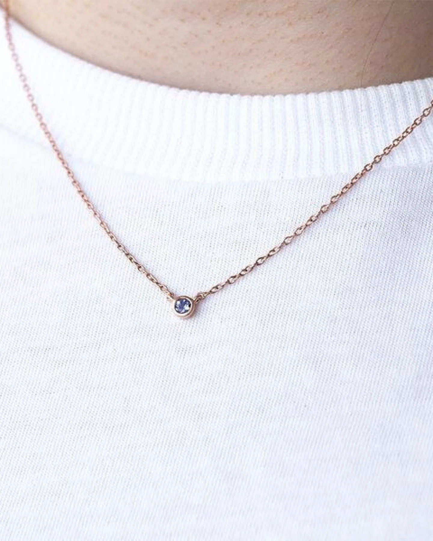 Eppi Silberne minimalistische Kette mit einem Tansanit Glosie – Ansicht 3
