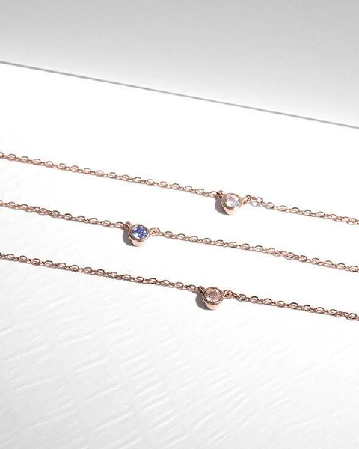 Eppi Silberne minimalistische Kette mit einem Tansanit Glosie – Ansicht 4