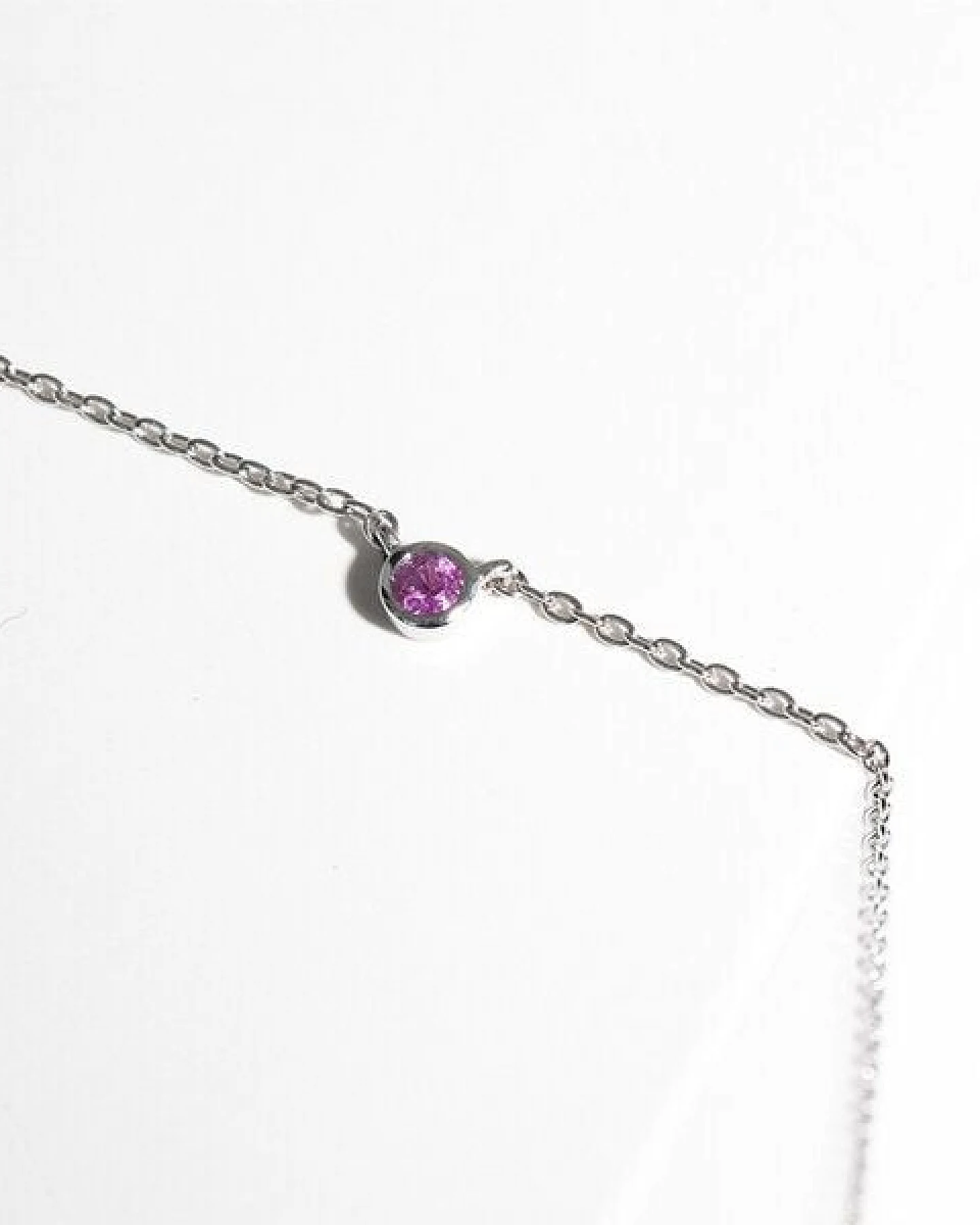 Eppi Silberne minimalistische Kette mit einem rosa Saphir Glosie – Ansicht 2