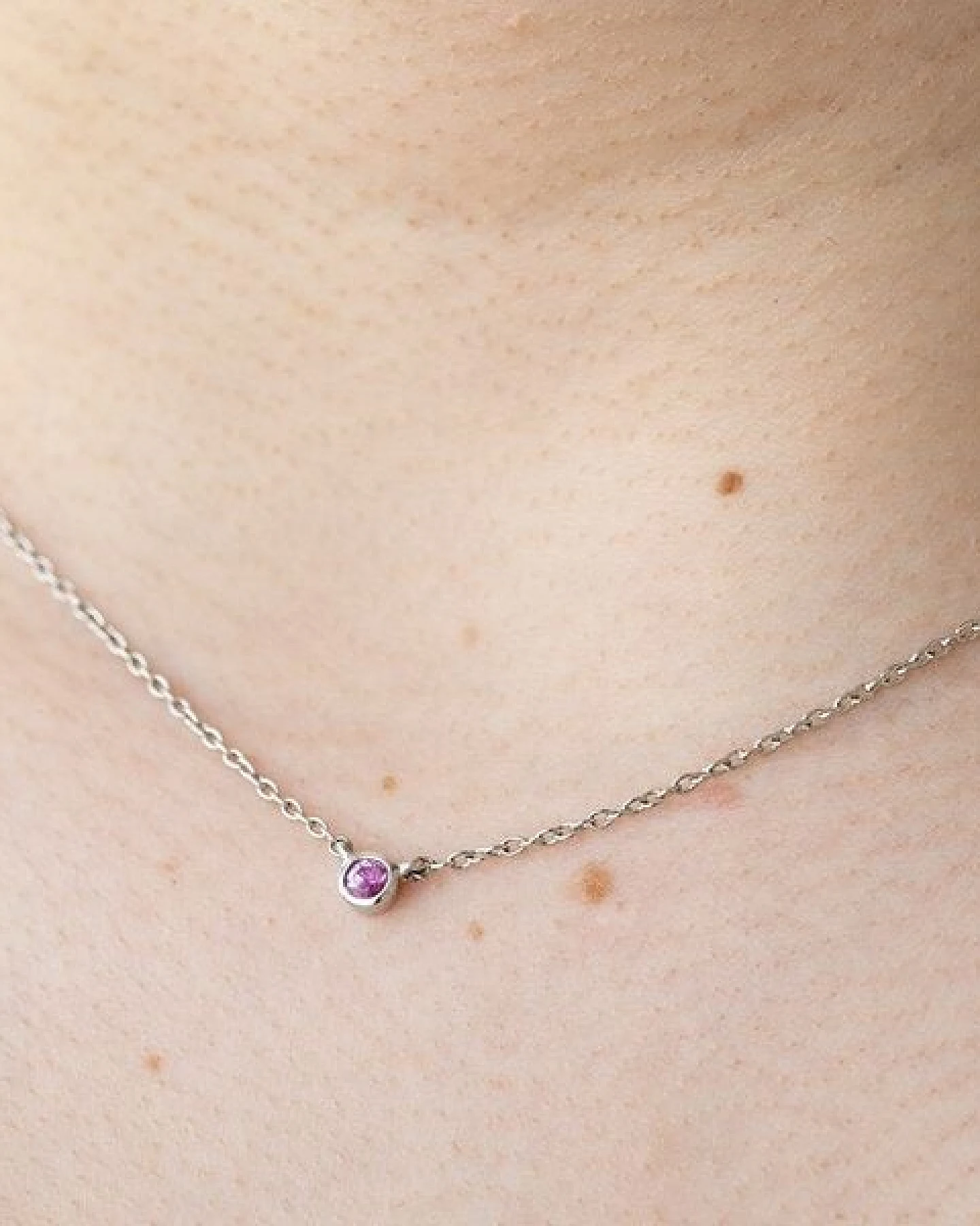 Eppi Silberne minimalistische Kette mit einem rosa Saphir Glosie – Ansicht 3