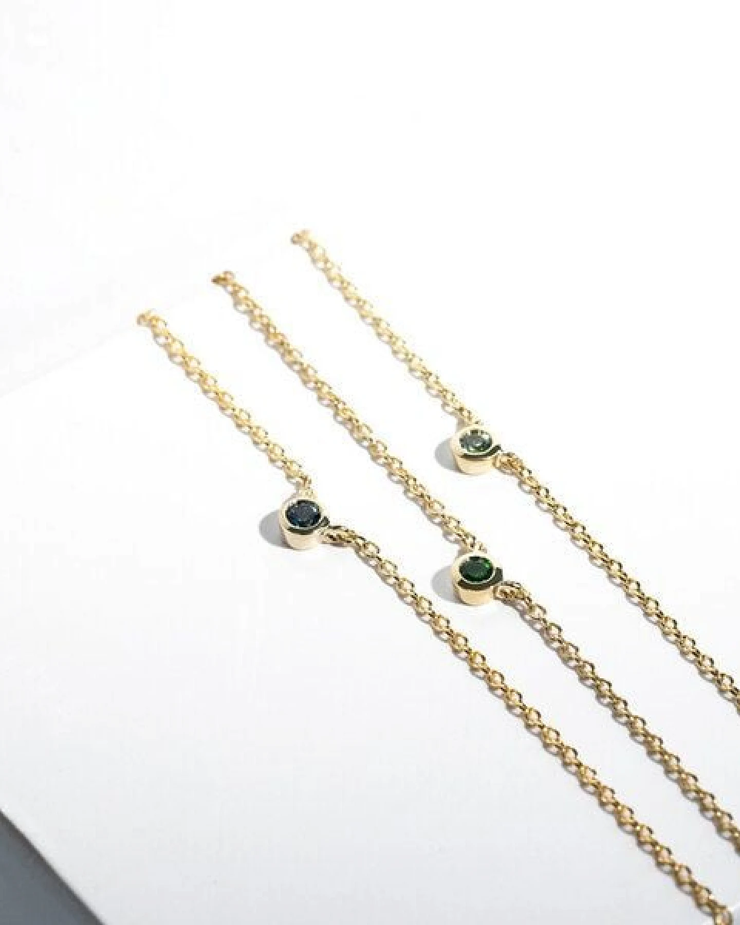 Eppi Silberne minimalistische Kette mit einem Tsavorit Granat Glosie – Ansicht 4