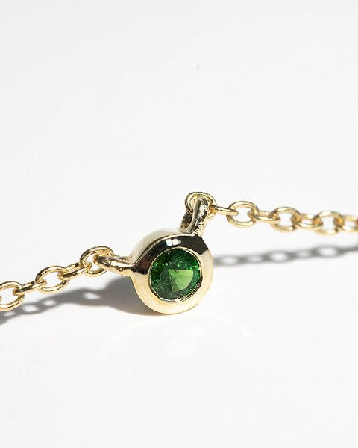 Eppi Silberne minimalistische Kette mit einem Tsavorit Granat Glosie – Ansicht 2