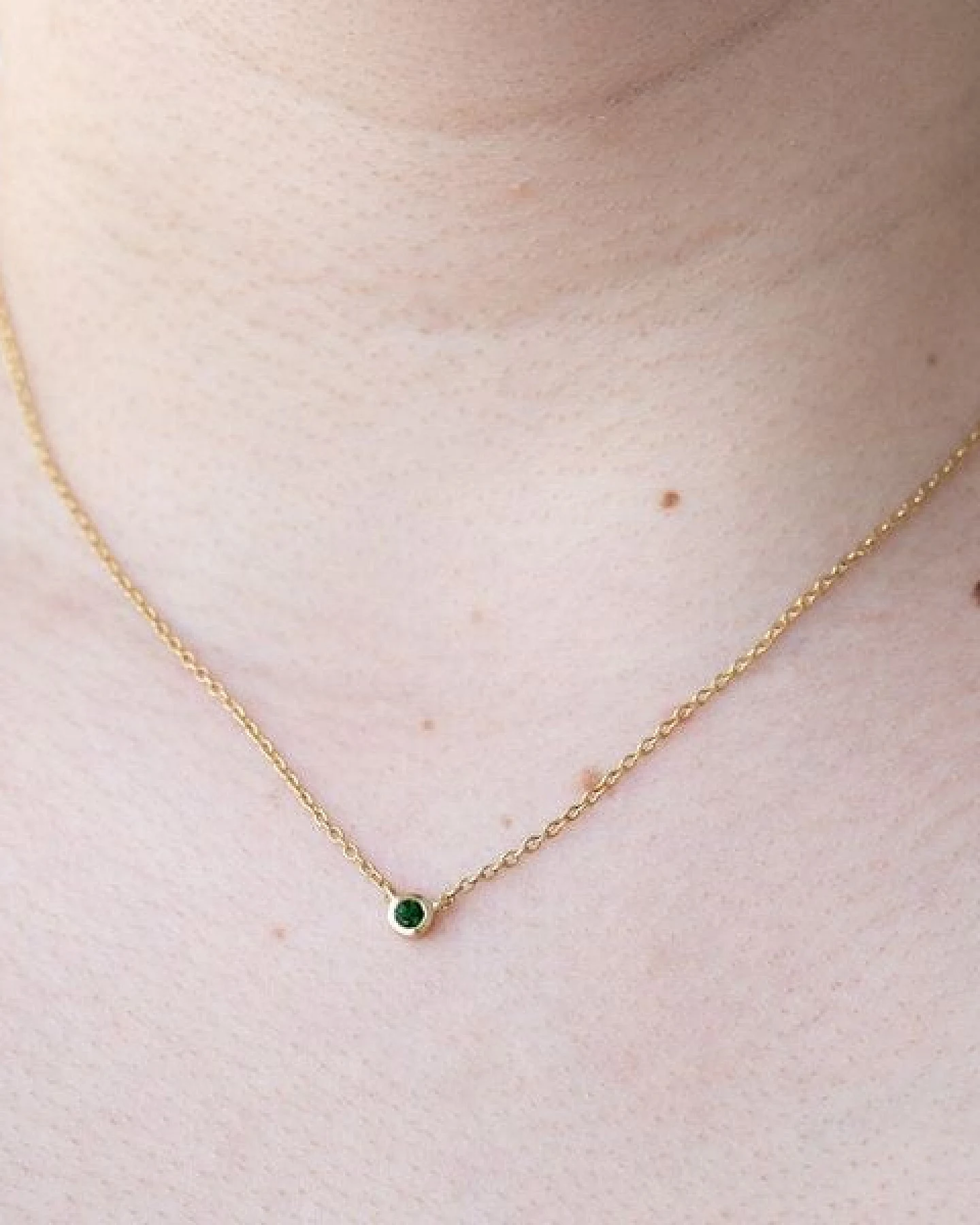 Eppi Silberne minimalistische Kette mit einem Tsavorit Granat Glosie – Ansicht 3