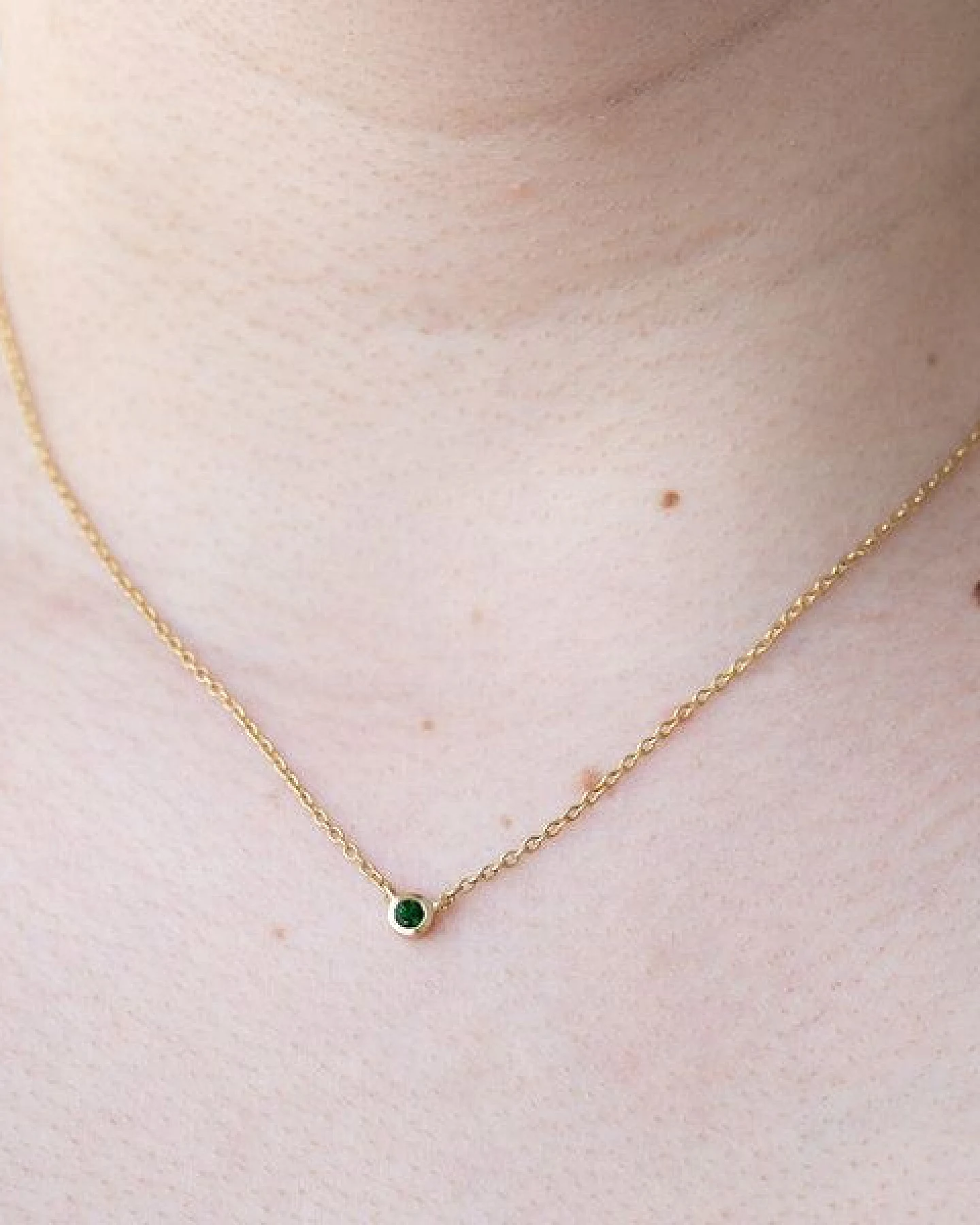 Eppi Silberne minimalistische Kette mit einem Tsavorit Granat Glosie – Ansicht 3