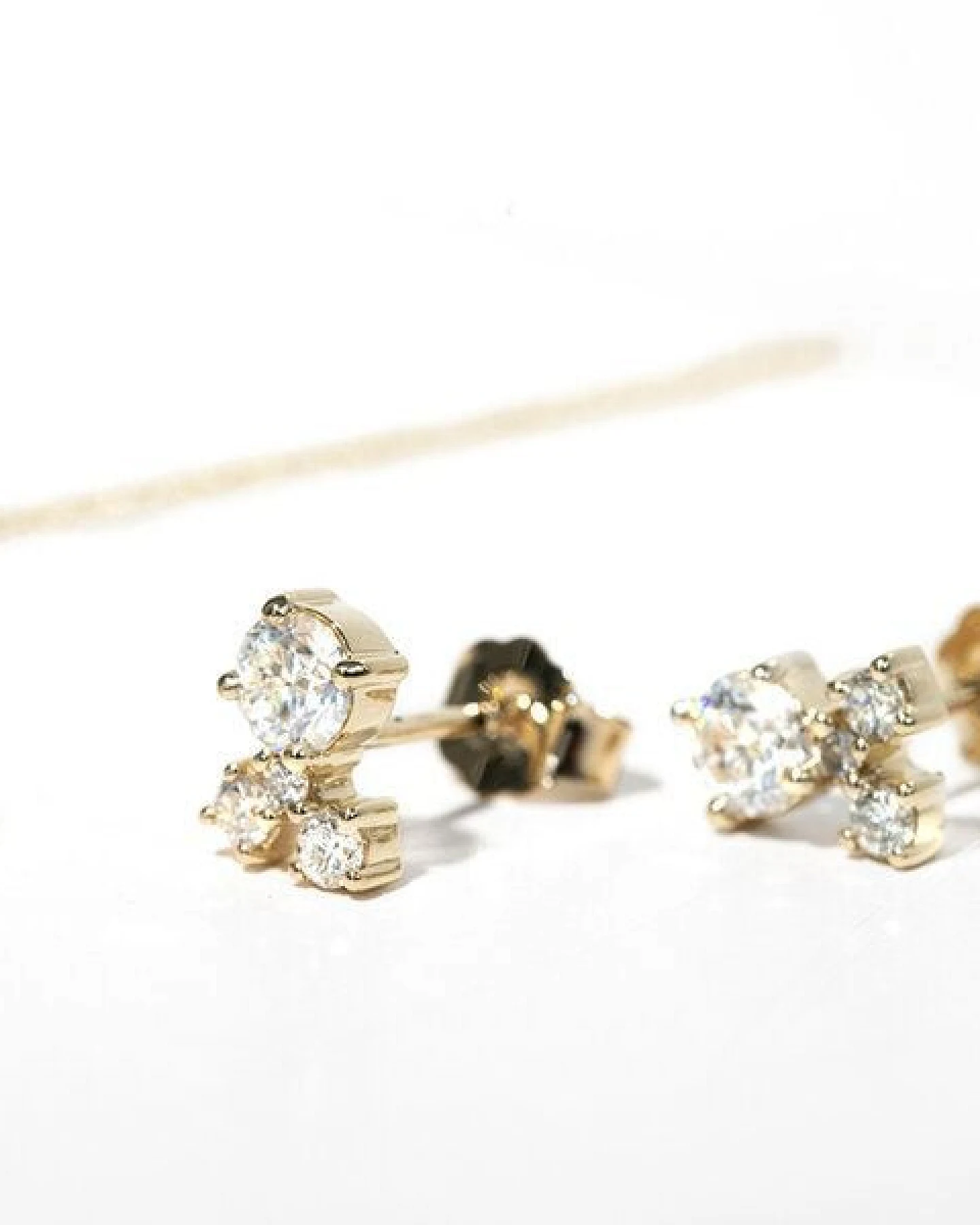 Eppi Silberne Cluster Ohrringe mit Moissaniten und Lab Grown Diamanten Kerrie – Ansicht 2