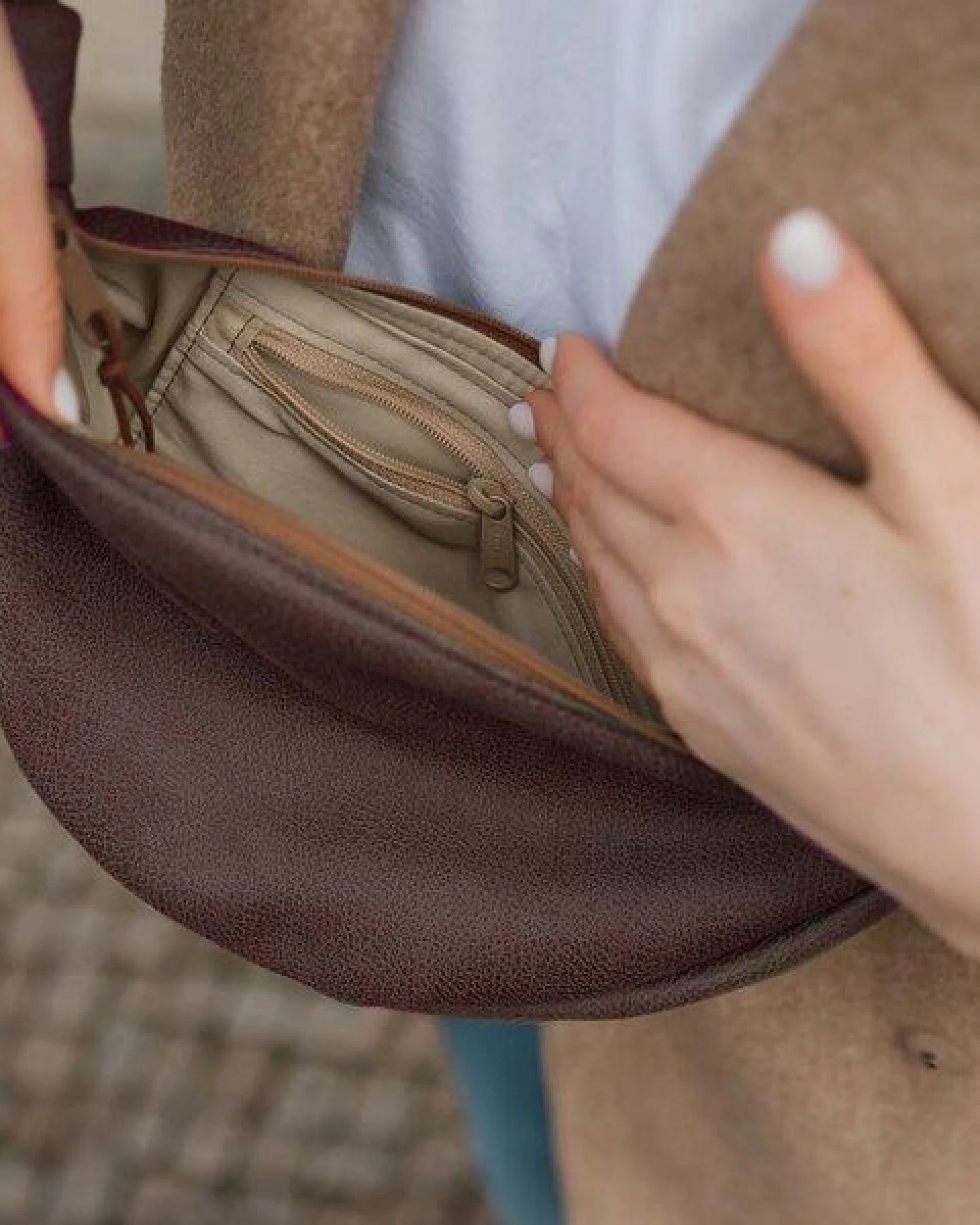 BOWLEANIES TASCHEN Moon Bag aus Lederfaserstoff – Ansicht 2