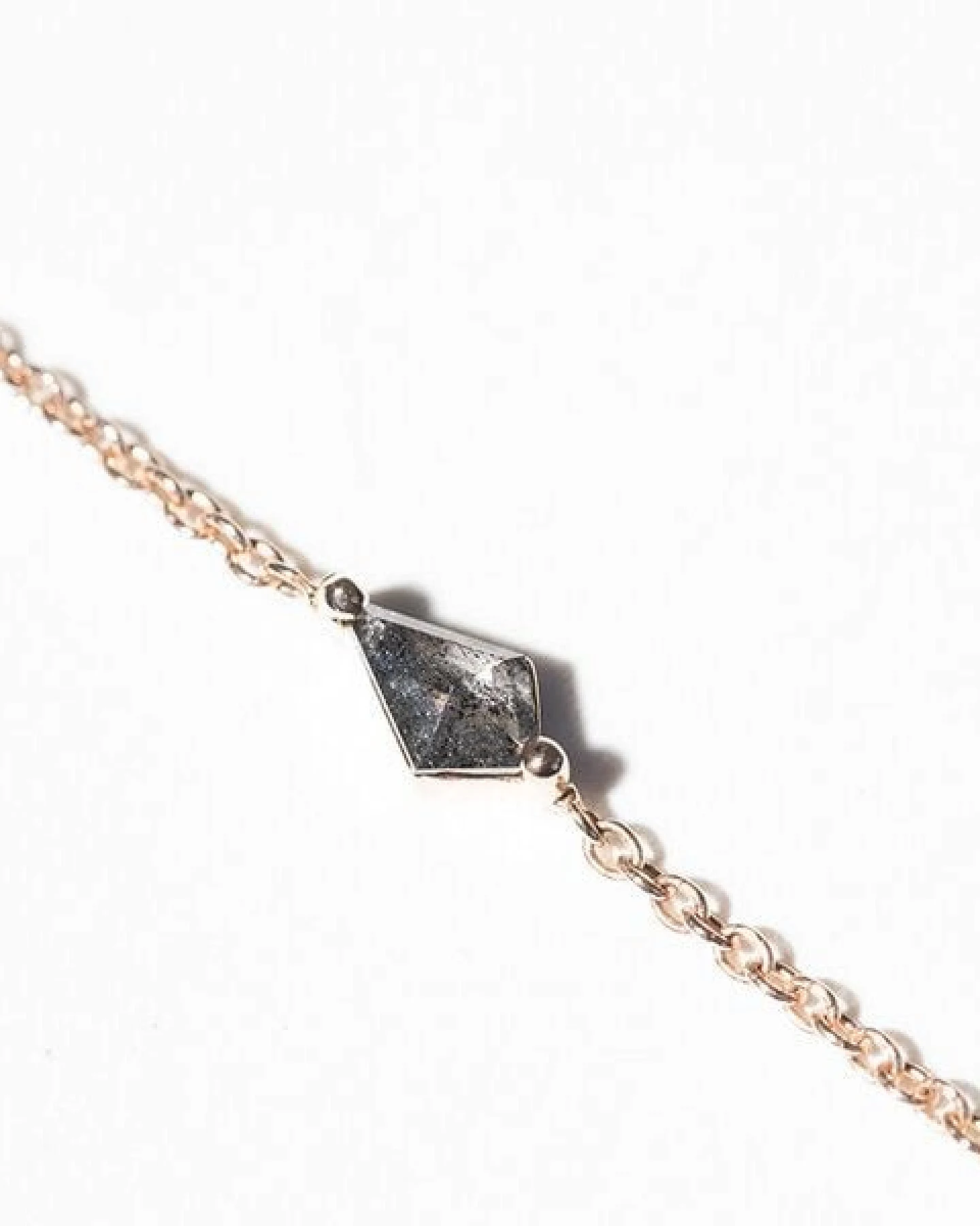 Eppi Halskette mit Salt and Pepper Diamant in Kite Form Ranka – Ansicht 2