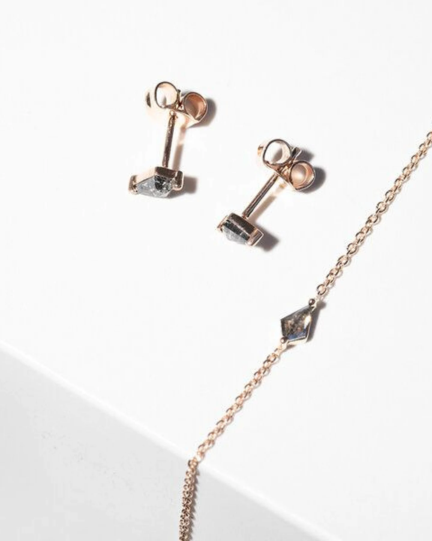 Eppi Halskette mit Salt and Pepper Diamant in Kite Form Ranka – Ansicht 3