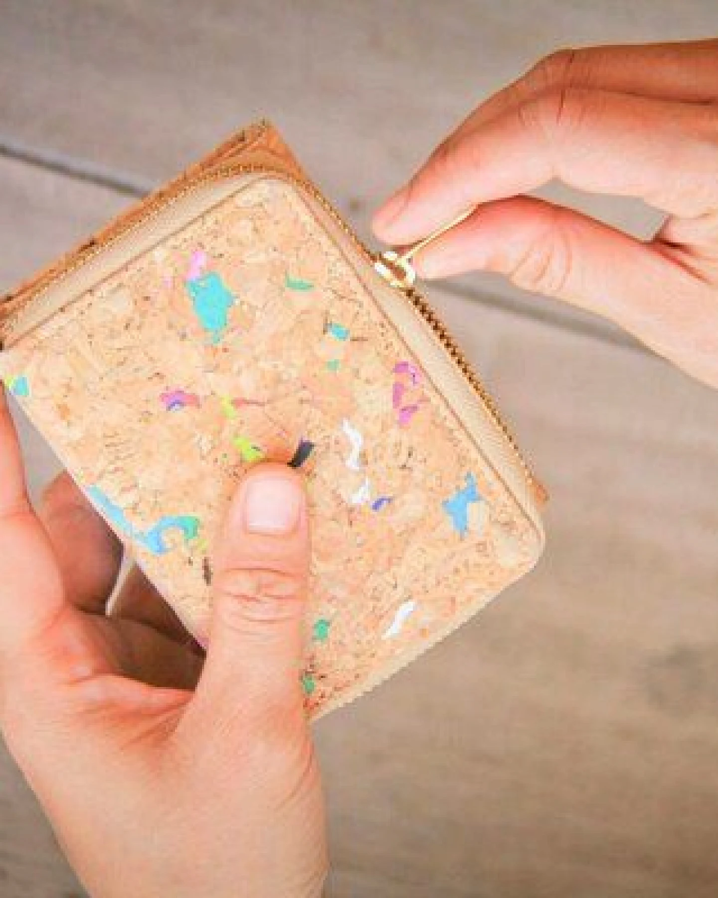 BY COPALA Handgefertigte dreifache Geldbörse, Portemonnaie aus Kork, einmalige Geschenke, Geldbeutel Damen/ Herren, Brieftasche mit Kartenfächern (Farb - Akzenten) – Ansicht 3