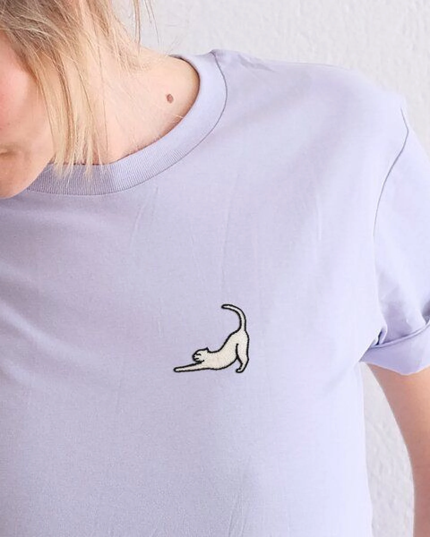 Besticktes T-Shirt – Eloise die Katze – LIGARTI Tiermanufaktur – Ansicht 4