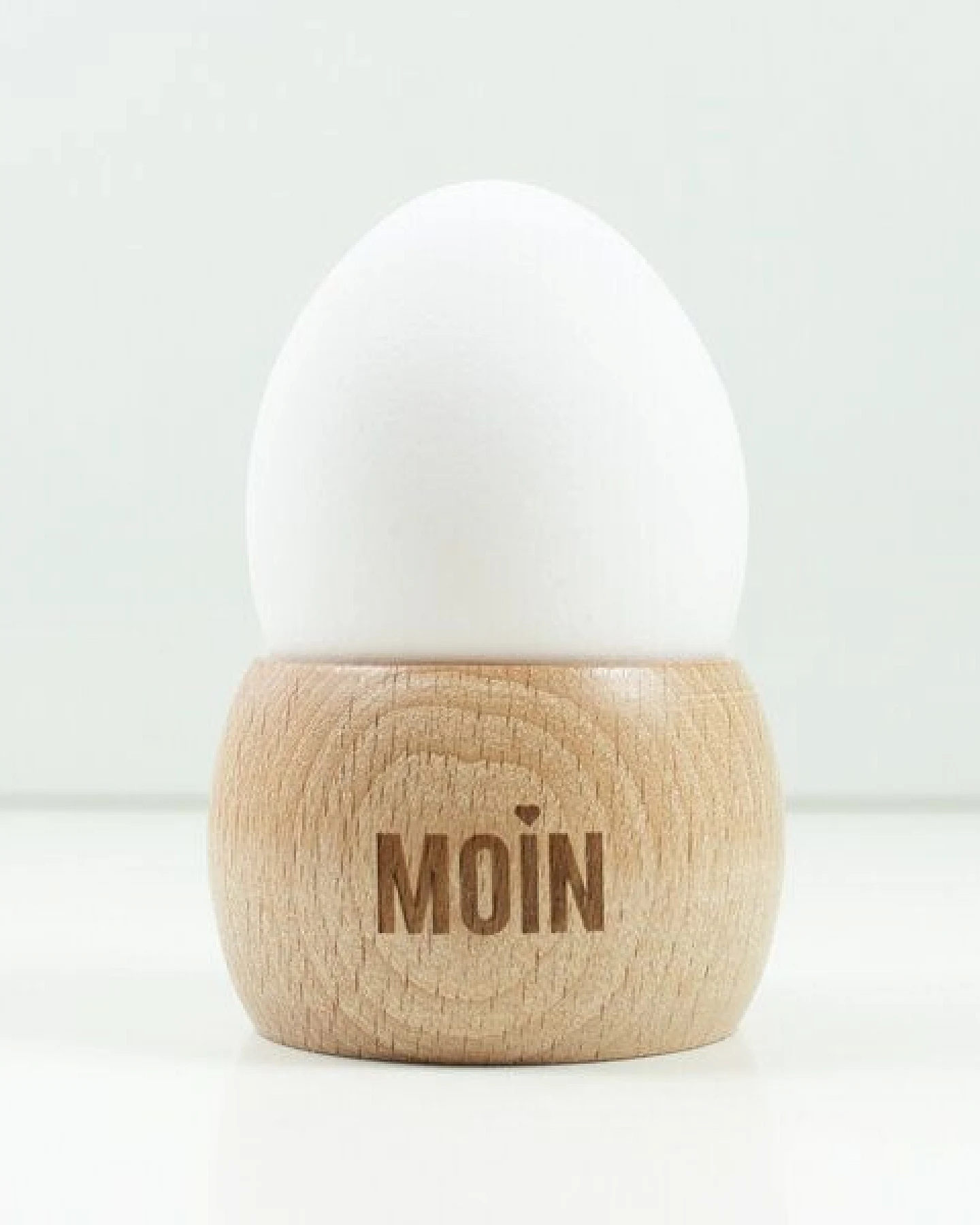 Bow & Hummingbird 2 in 1 Serviettenring und Eierbecher Moin aus nachhaltigem Buchenholz – Ansicht 2