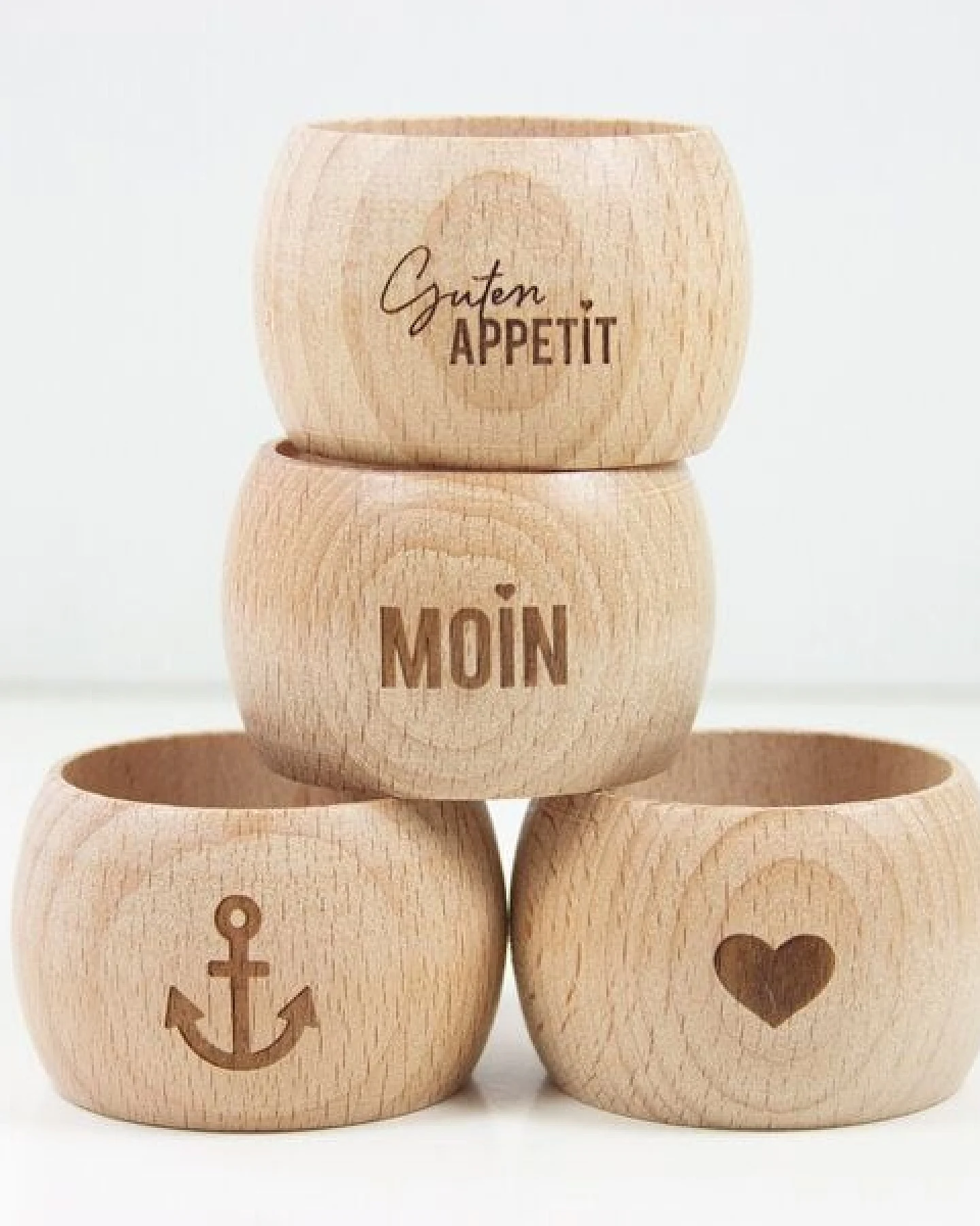 Bow & Hummingbird 2 in 1 Serviettenring und Eierbecher Moin aus nachhaltigem Buchenholz – Ansicht 3