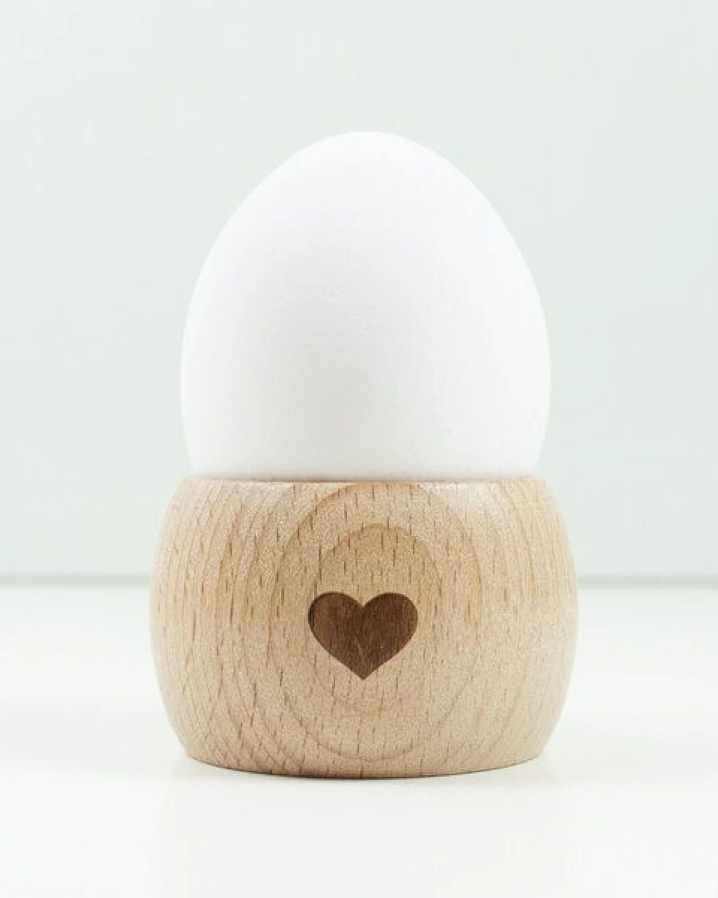 Bow & Hummingbird 2 in 1 Serviettenring und Eierbecher Herz aus nachhaltigem Buchenholz – Ansicht 2