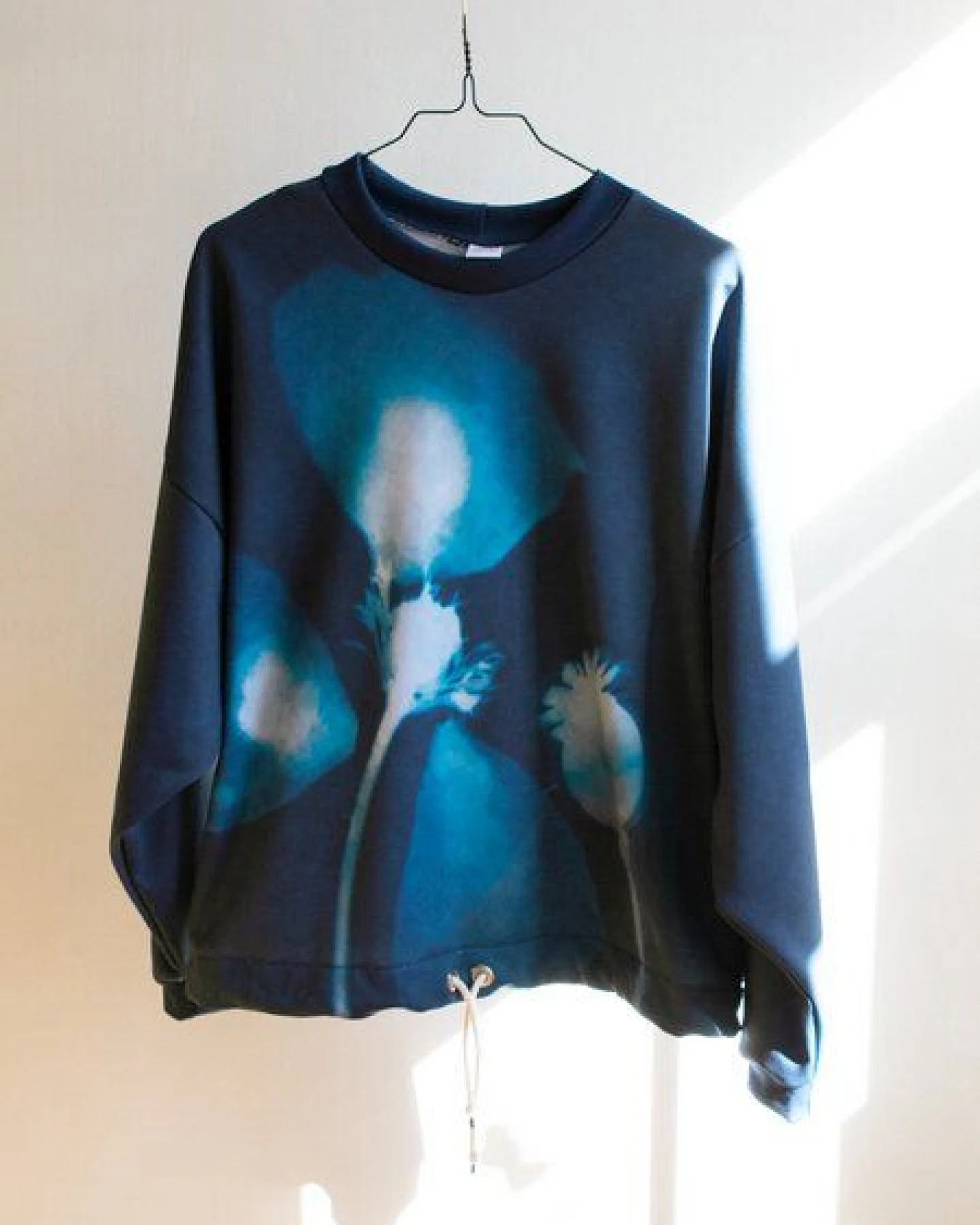 Ecostories Oversize Sweatshirt Mohn im Licht – Ansicht 2