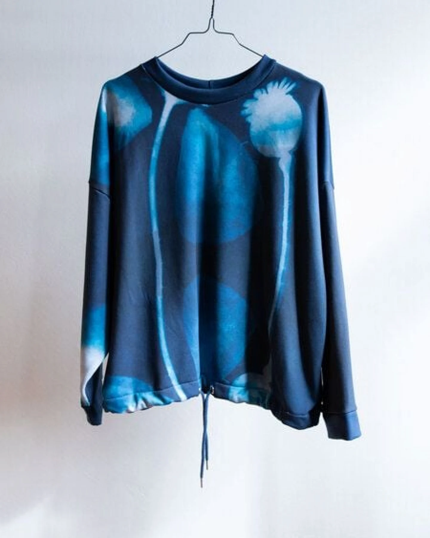 Ecostories Oversize Sweatshirt Mohn im Licht – Ansicht 3