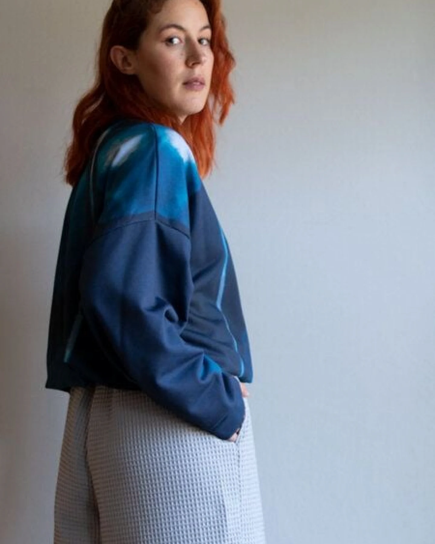 Ecostories Oversize Sweatshirt Mohn im Licht – Ansicht 4